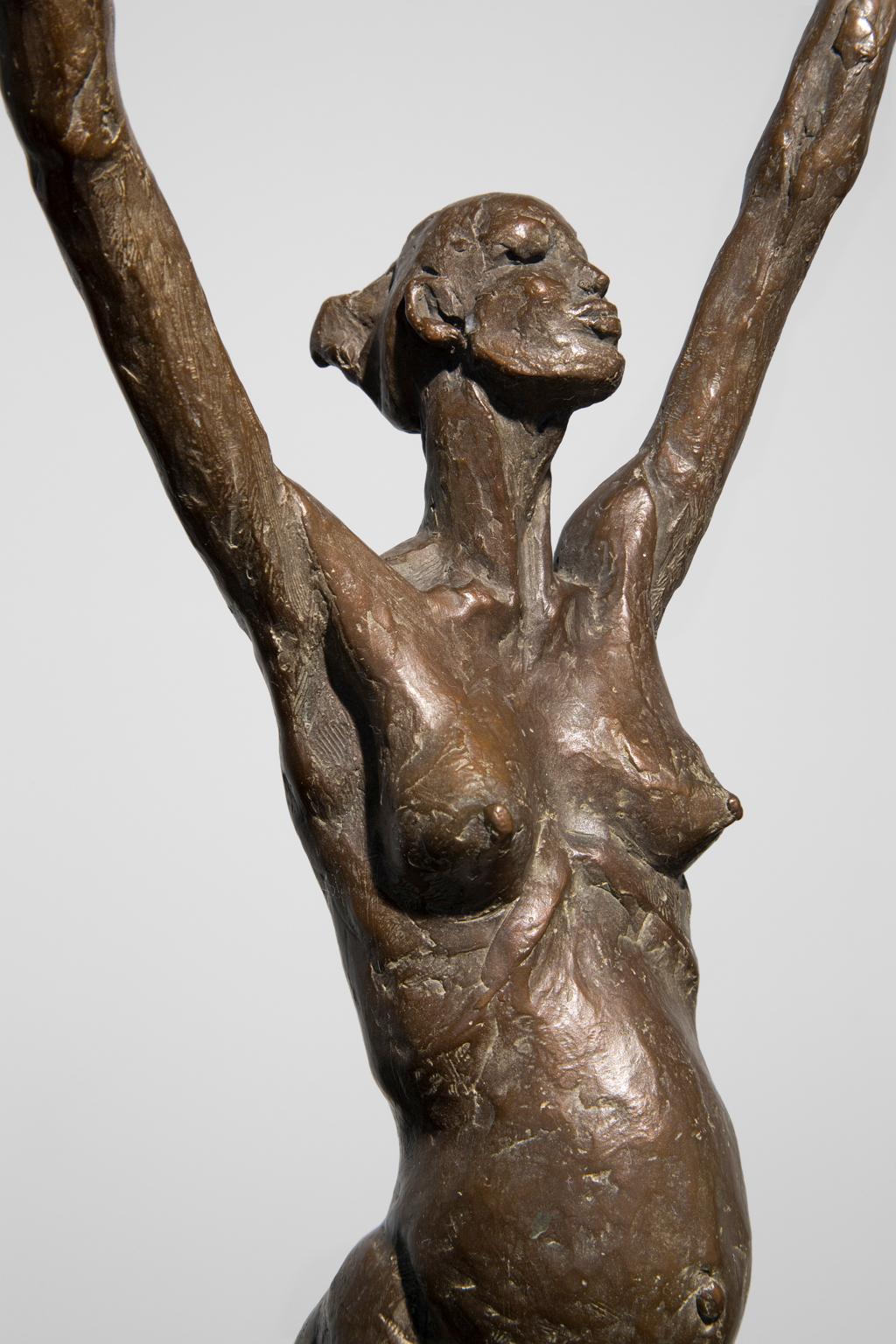 „Wise Virgin I (Celebration)“ Bronze-Skulptur, figürlich, nackt, junge weibliche Figur im Angebot 1