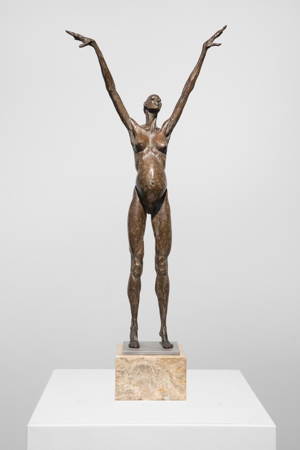 Artis Lane Figurative Sculpture – „Wise Virgin I (Celebration)“ Bronze-Skulptur, figürlich, nackt, junge weibliche Figur