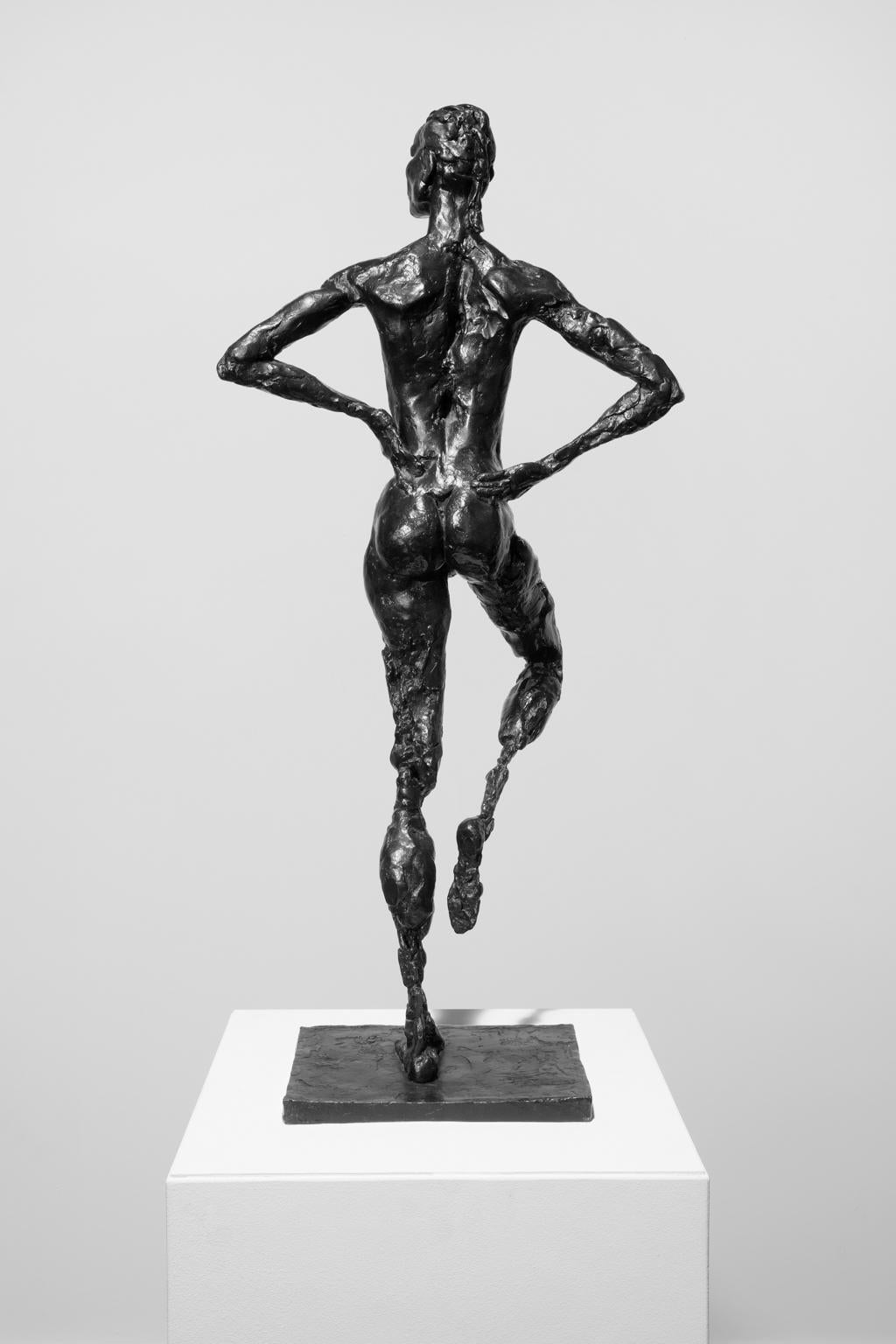 Bronze-Skulptur „Frau“ mit Patina, weiblicher Akt (Gold), Figurative Sculpture, von Artis Lane