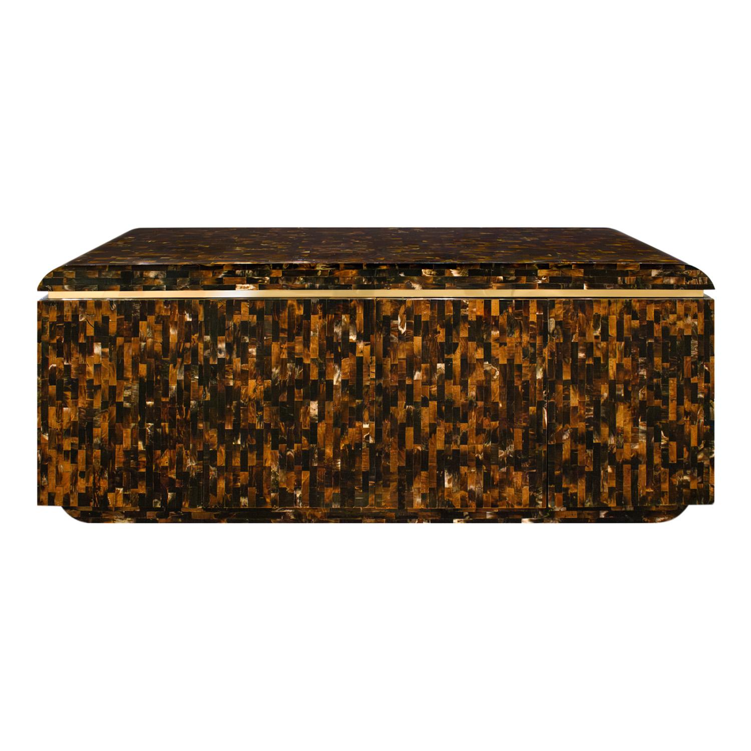 Superbe crédence artisanale à 4 portes en corne laquée tessellée marron, ambre, crème et noire avec garnitures en laiton, fabriquée en Colombie pour le marché américain, années 1970. Les portes s'ouvrent sur 8 étagères et deux tiroirs. Les bords