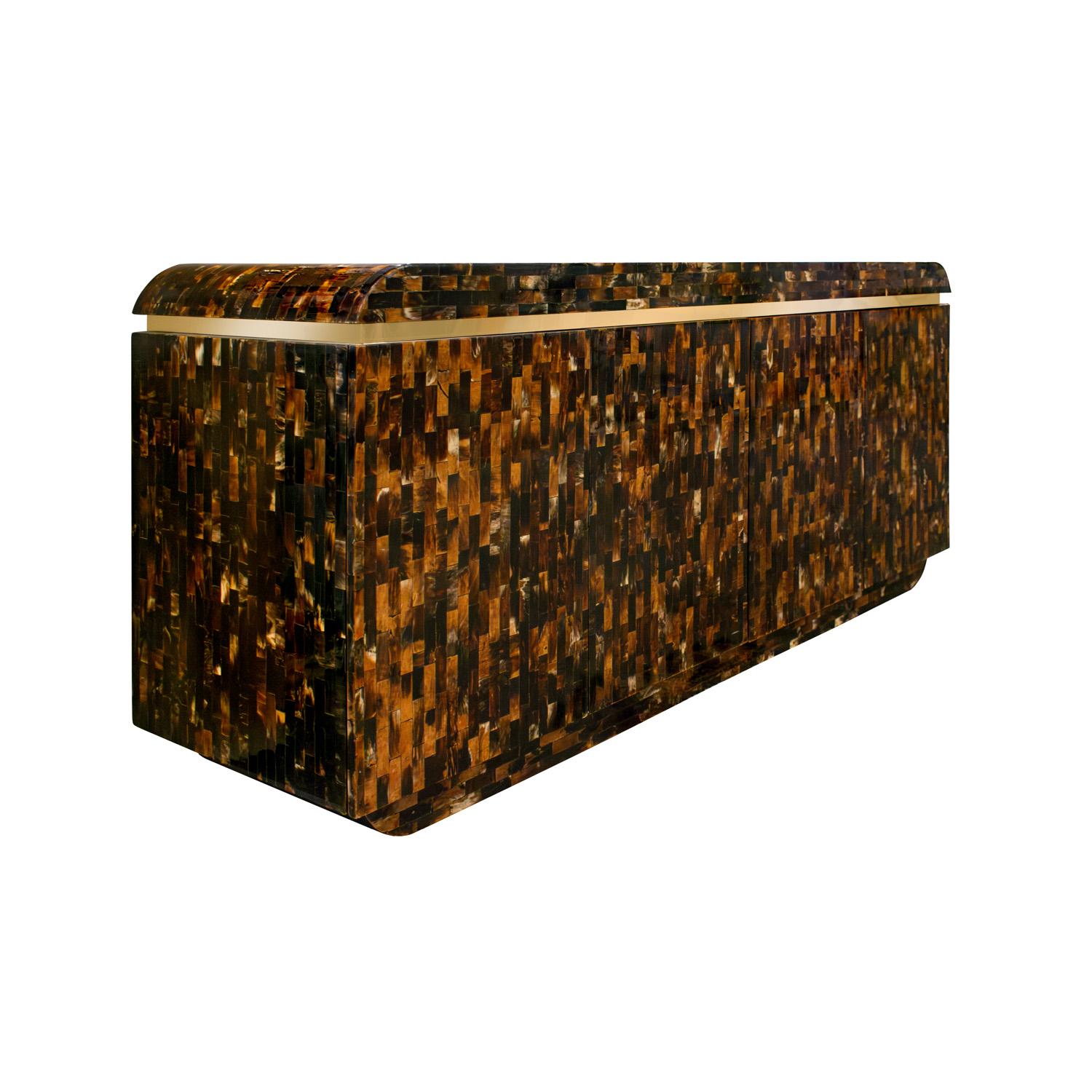 Mid-Century Modern Crédence Artisan à 4 portes en corne tessellée avec garniture en laiton 1970 en vente