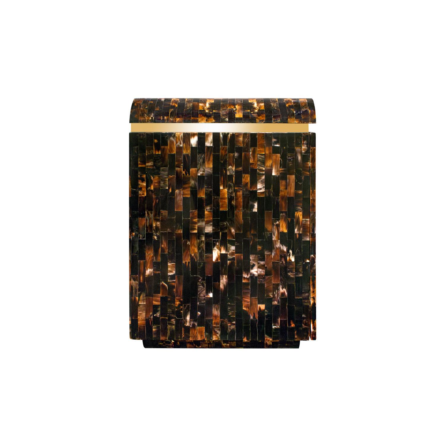 Colombien Crédence Artisan à 4 portes en corne tessellée avec garniture en laiton 1970 en vente