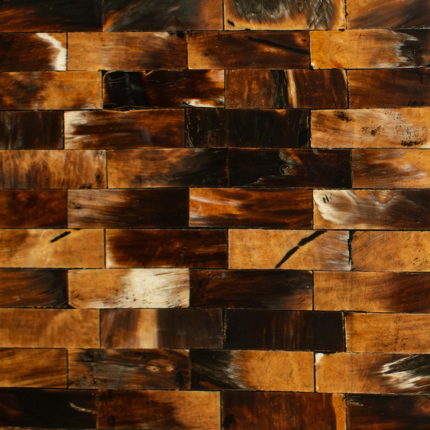 Laiton Crédence Artisan à 4 portes en corne tessellée avec garniture en laiton 1970 en vente