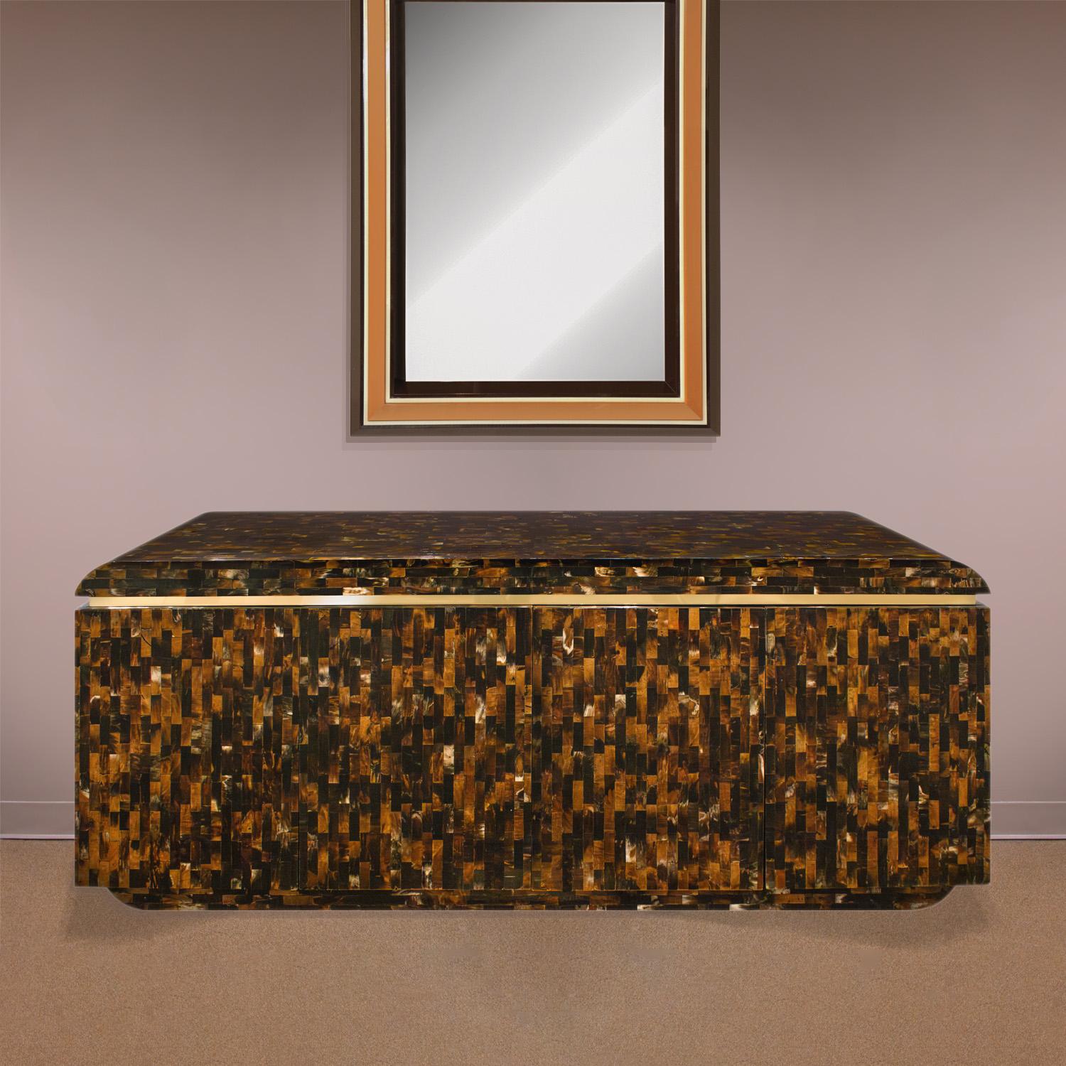 Crédence Artisan à 4 portes en corne tessellée avec garniture en laiton 1970 en vente 1