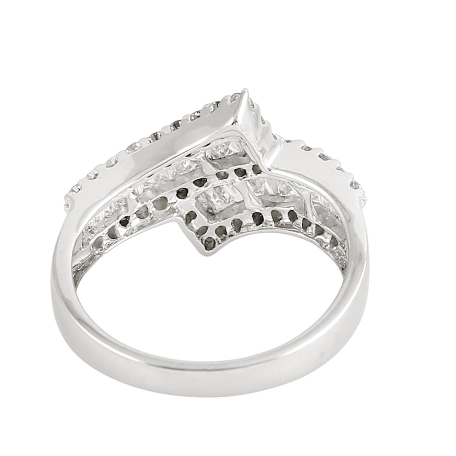 Artigiano Anello artigianale a fascia con diamanti astratti in oro bianco 18 carati in vendita