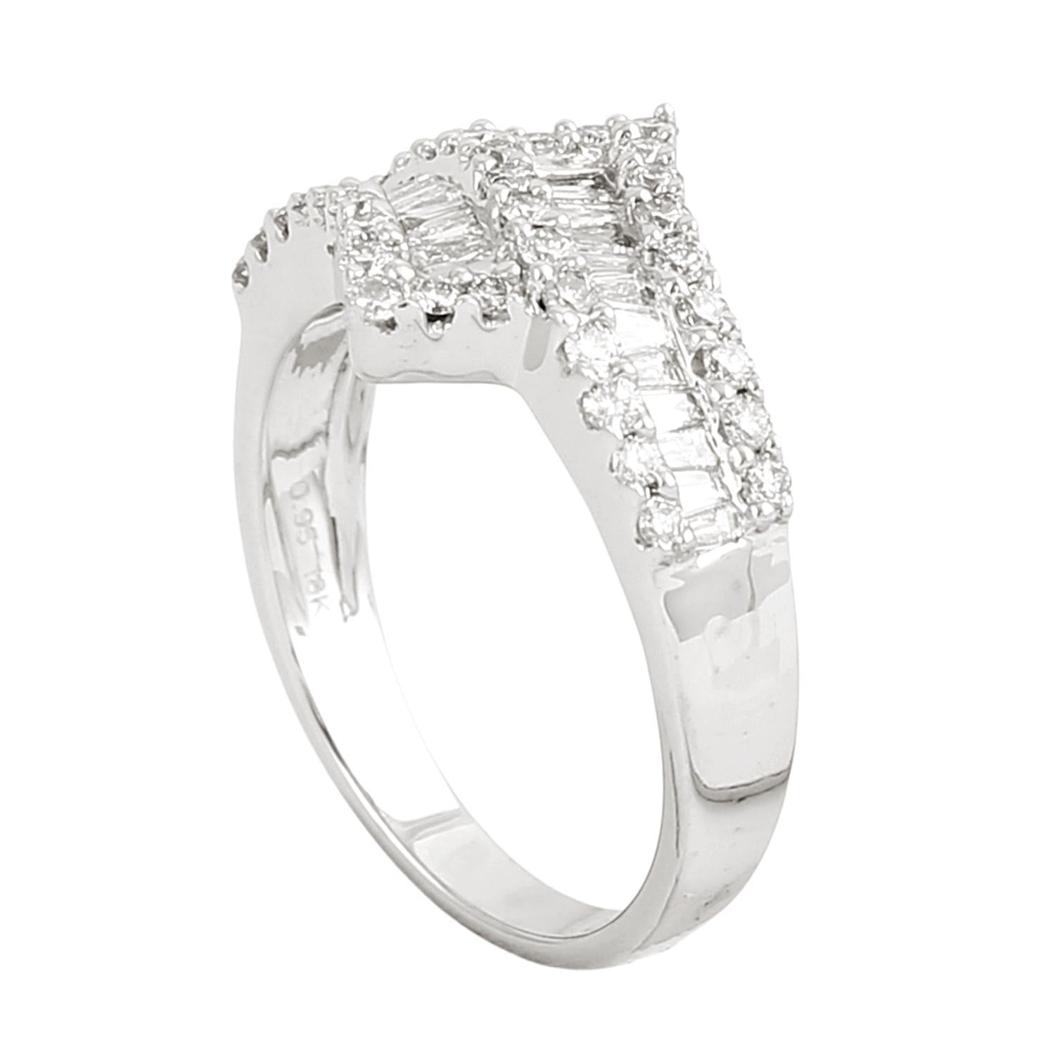 Taglio misto Anello artigianale a fascia con diamanti astratti in oro bianco 18 carati in vendita