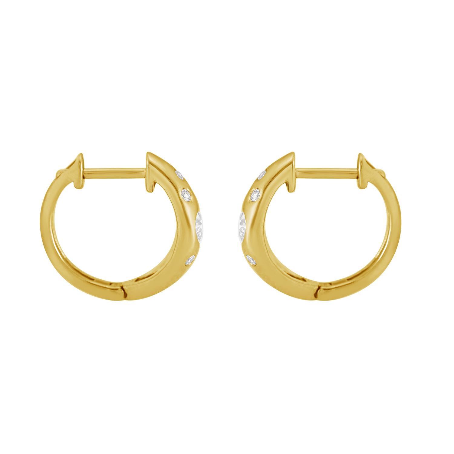 Ces élégantes boucles d'oreilles Artisan présentent un total de 0,57ct de diamants de taille asscher et ronds sertis dans 3,056g d'or jaune 14K poli. Leur design moderne allie l'éclat géométrique aux courbes intemporelles, ce qui en fait