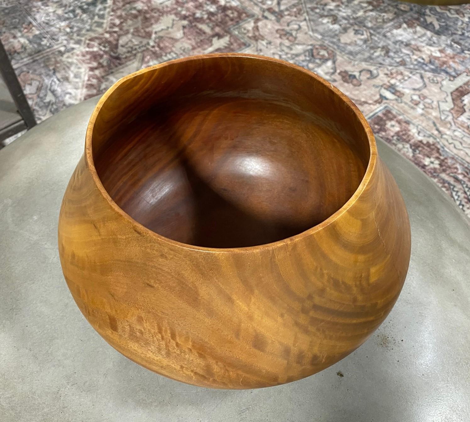 Artisan Atist Signed Turned Wood Bowl In Good Condition In Studio City, CA