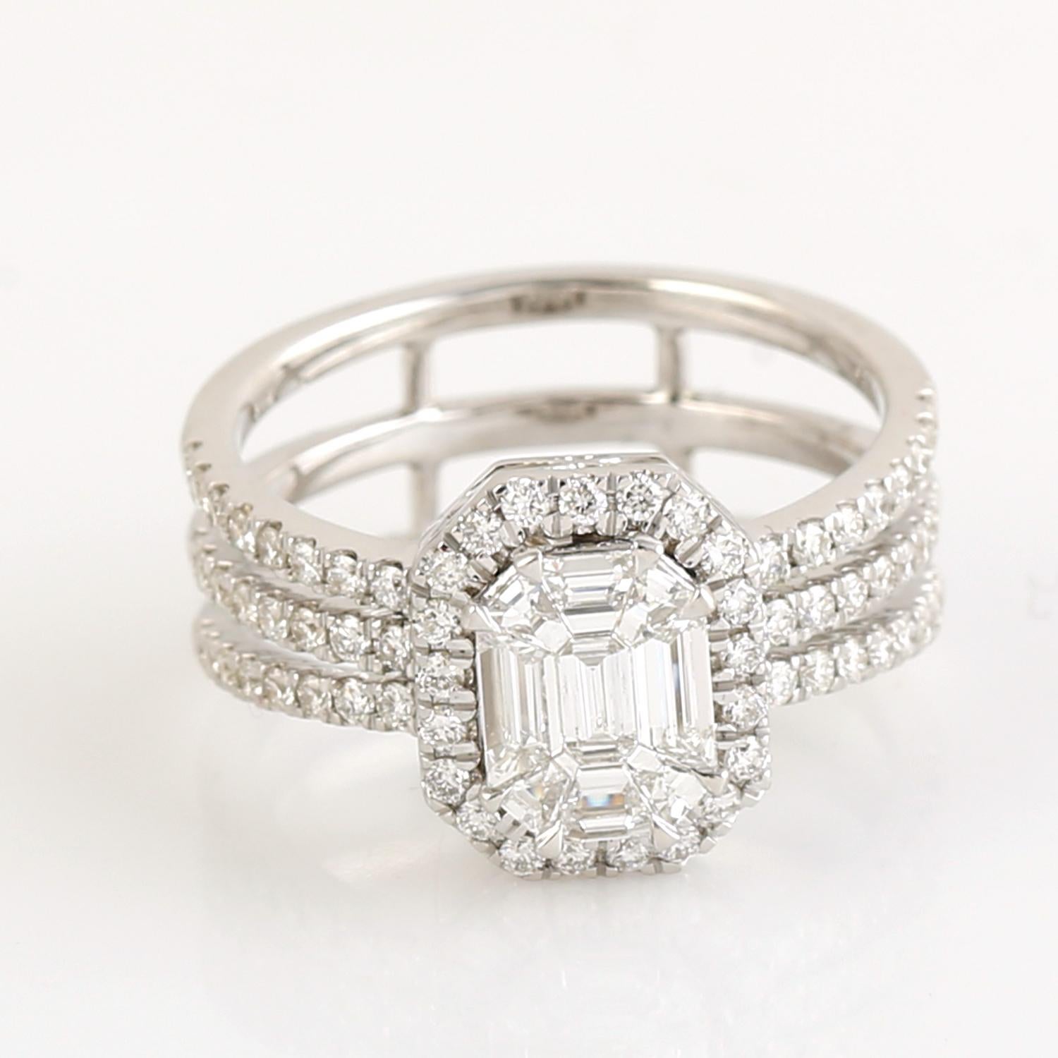 Descrizione
Questo sofisticato anello di Artisan presenta un gruppo geometrico di diamanti baguette e rotondi per un totale di 1,14 carati, disposti in un'audace aureola rettangolare e realizzati in oro bianco 18 carati da 6,298 grammi. Il gambo a