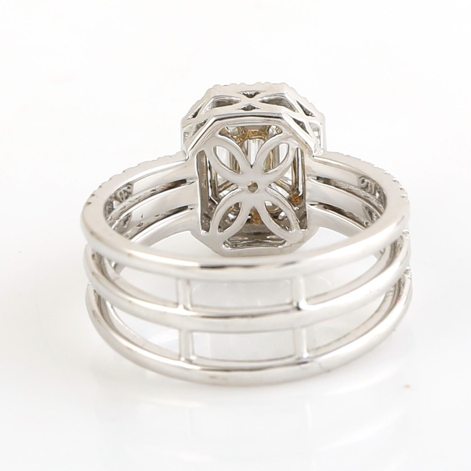 Taglio misto Anello di fidanzamento artigianale con diamante a baguette in oro bianco 18K in vendita