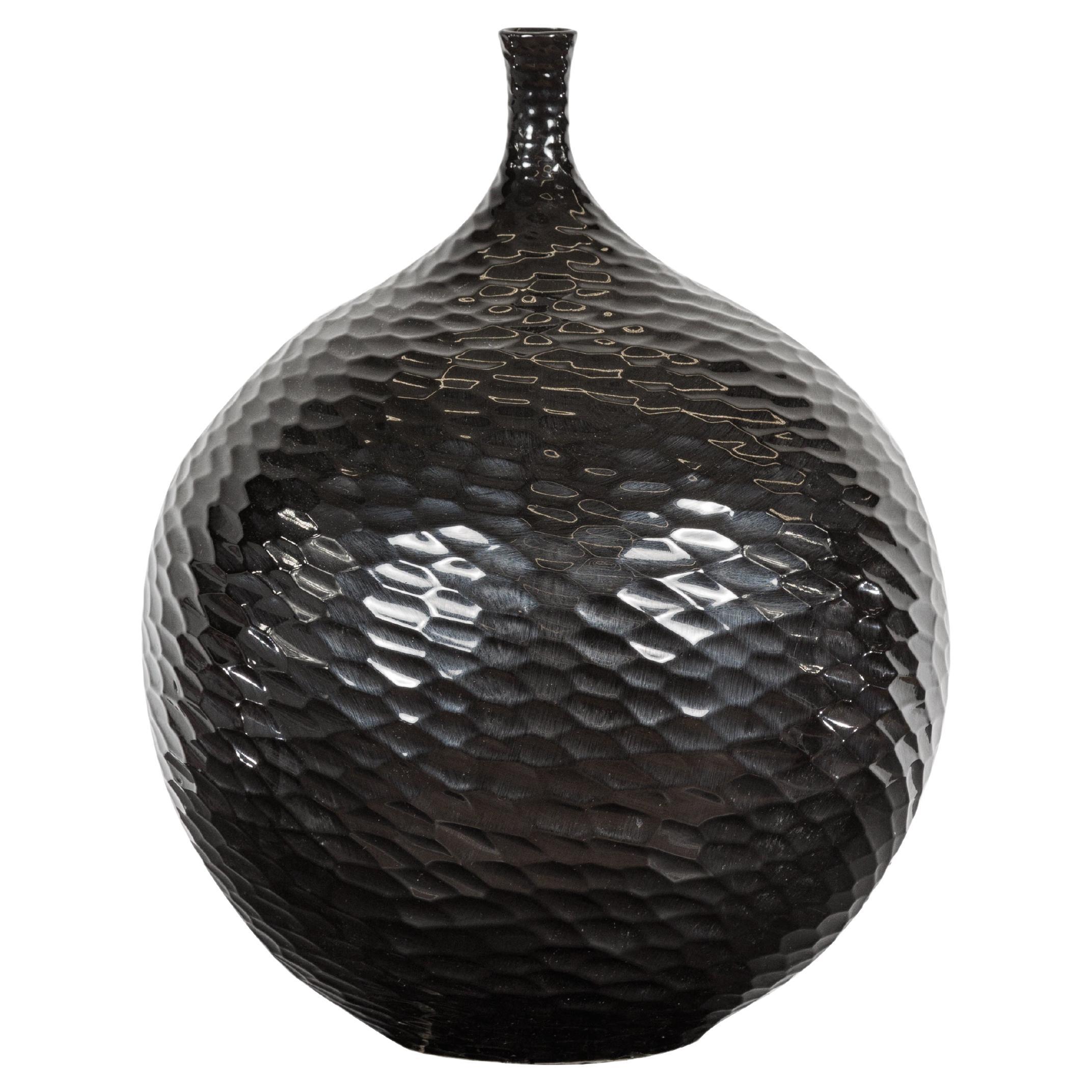 Vase artisanal en forme de bulbe émaillé noir avec motifs en nid d'abeille et ouverture étroite