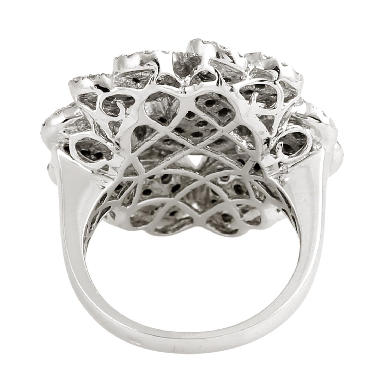 Artigiano Anello cocktail artigianale con diamanti bianchi e neri in oro bianco 18 carati in vendita