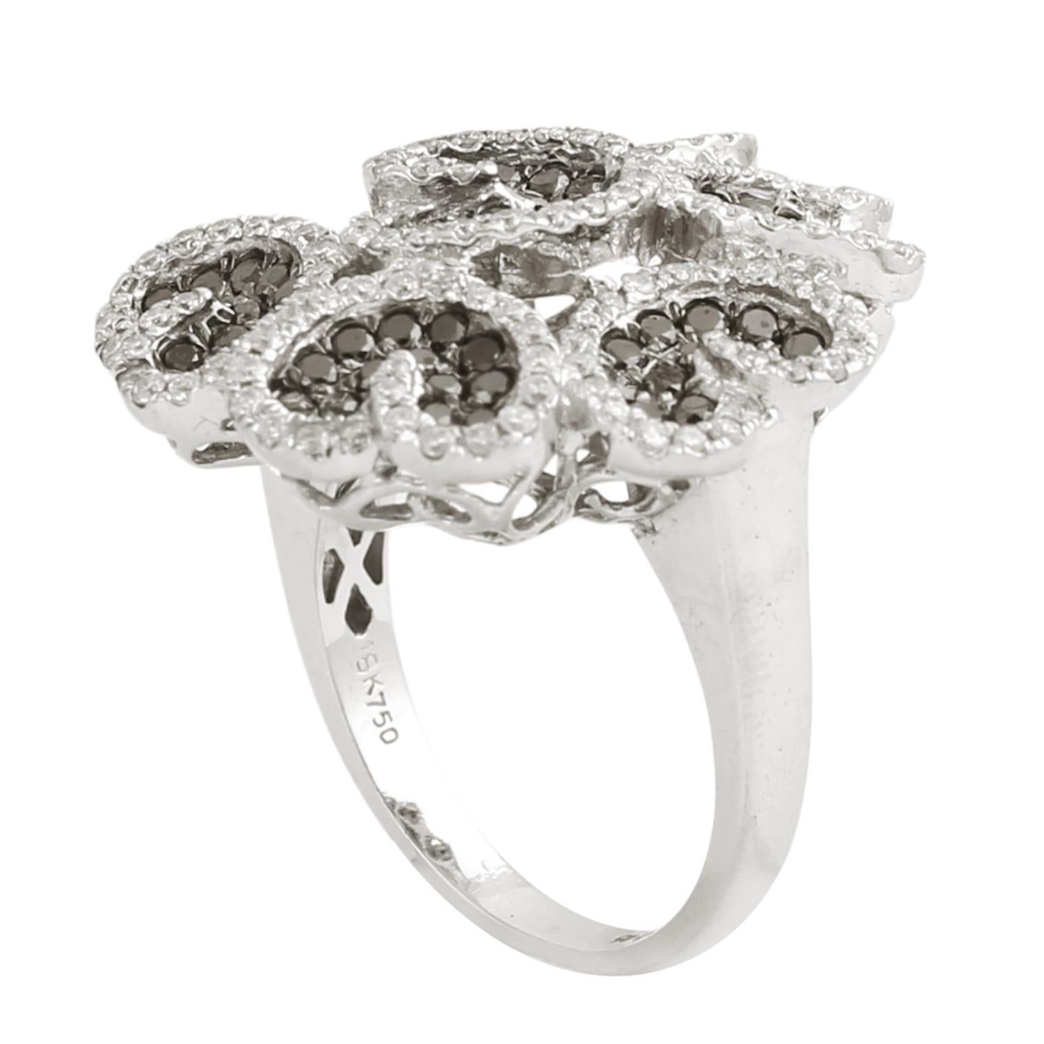 Taglio misto Anello cocktail artigianale con diamanti bianchi e neri in oro bianco 18 carati in vendita