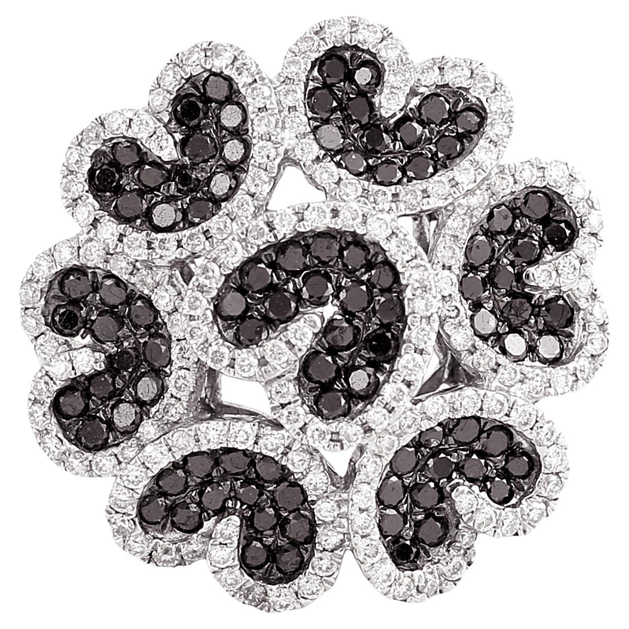 Anello cocktail artigianale con diamanti bianchi e neri in oro bianco 18 carati in vendita