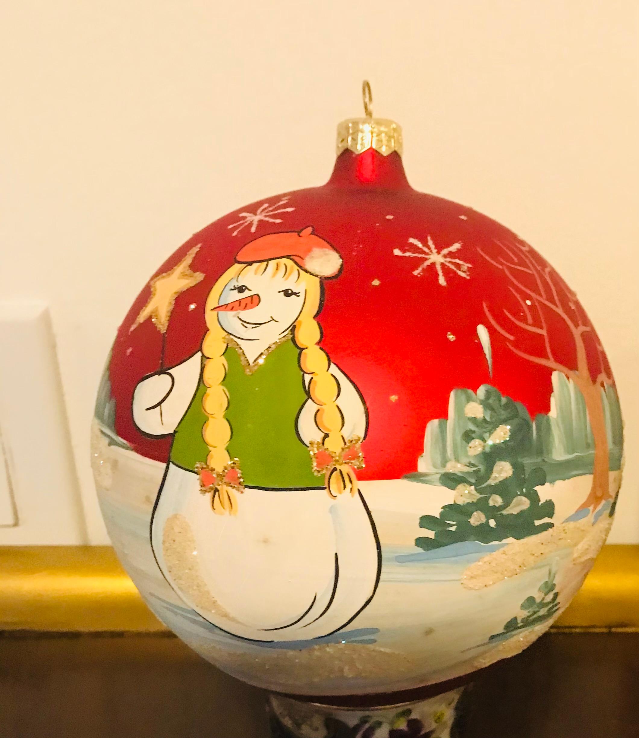 Artisan peint à la main sur une boule de verre soufflé de 6