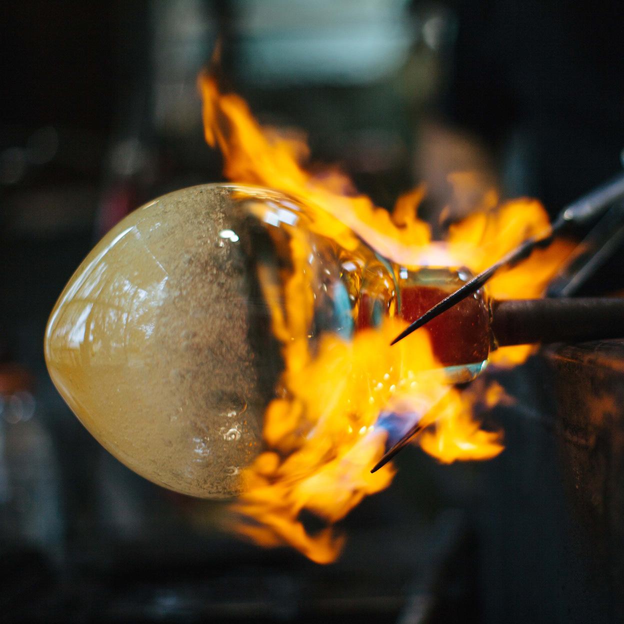 Verre brun Petite lampe à suspension carrée transparente, en verre soufflé à la main, fabriquée sur commande en vente