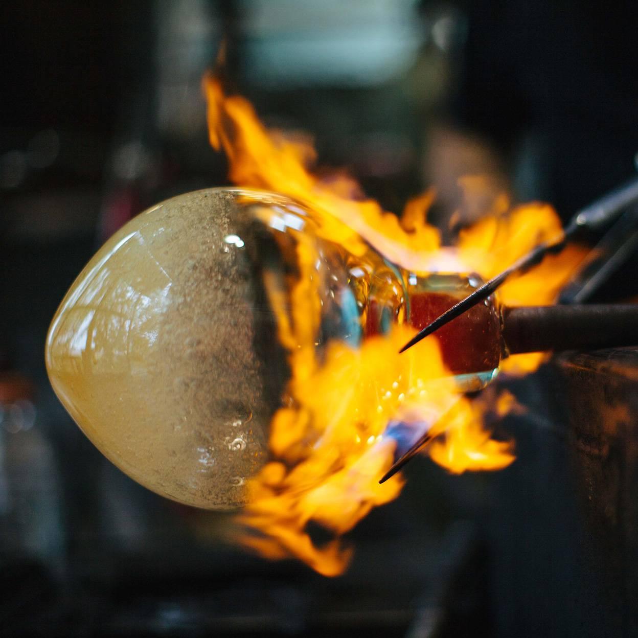 XXIe siècle et contemporain Grande lampe à suspension conique grise en forme de bulle, verre soufflé à la main, fabriquée sur commande en vente