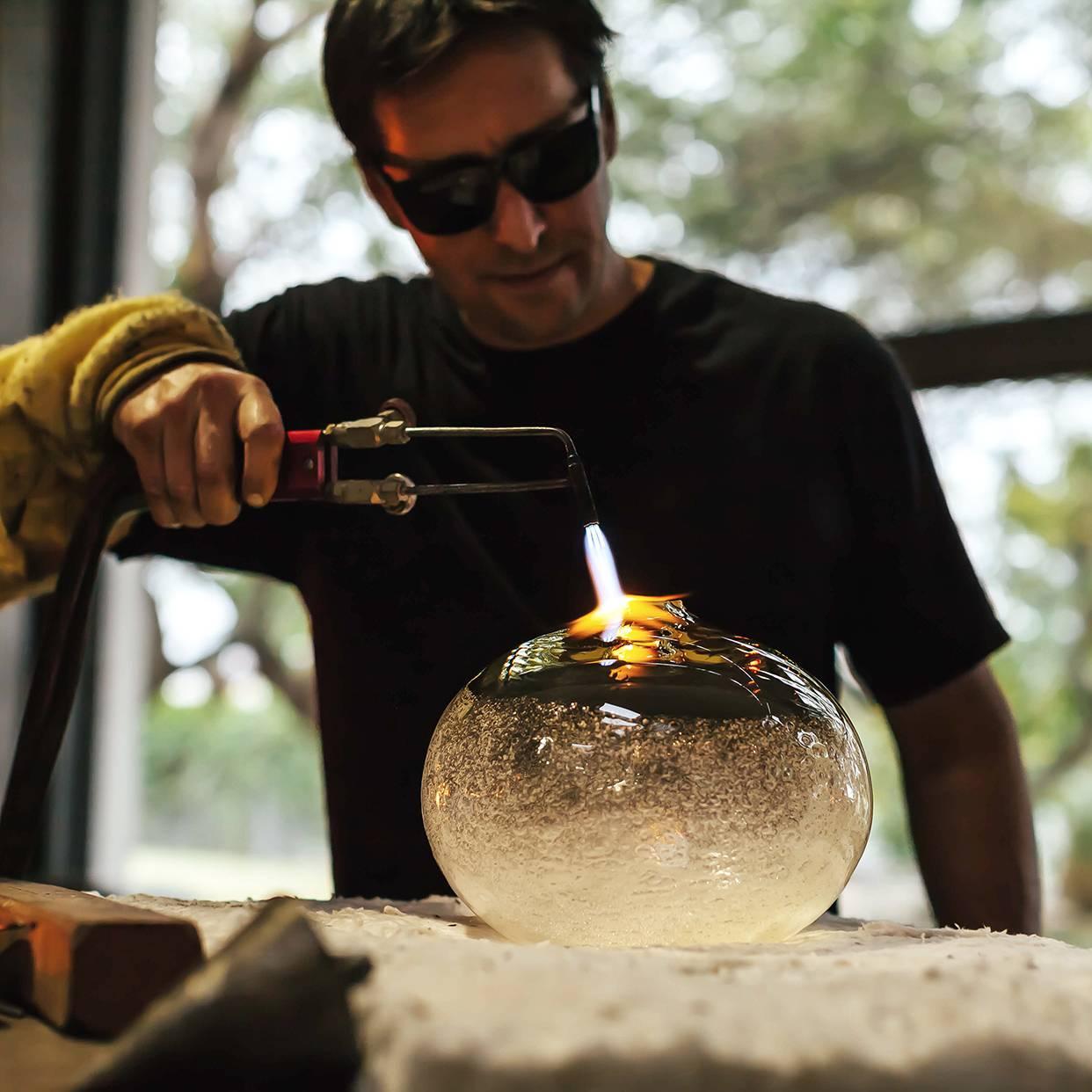 Laiton Grande lampe à suspension conique grise en forme de bulle, verre soufflé à la main, fabriquée sur commande en vente