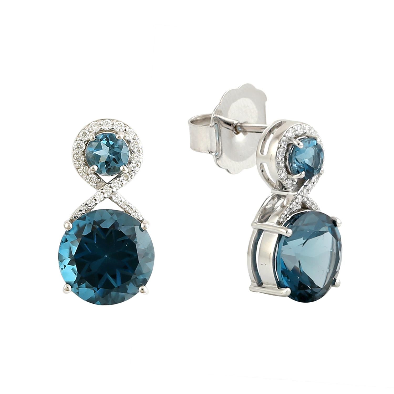Artigiano Orecchini pendenti artigianali in topazio blu con diamante in oro bianco 14 carati in vendita