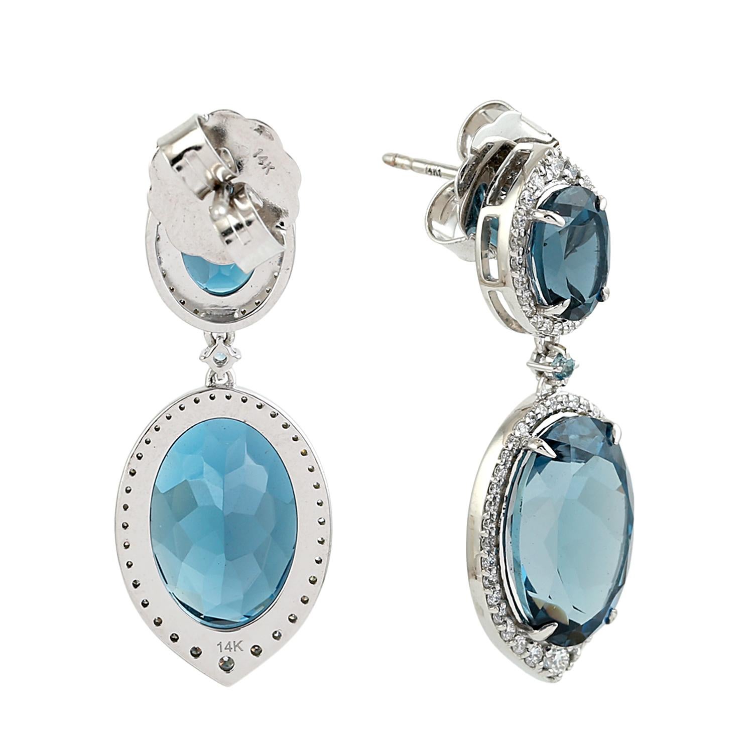 Artigiano Orecchini pendenti artigianali in topazio blu con diamante in oro bianco 14 carati in vendita