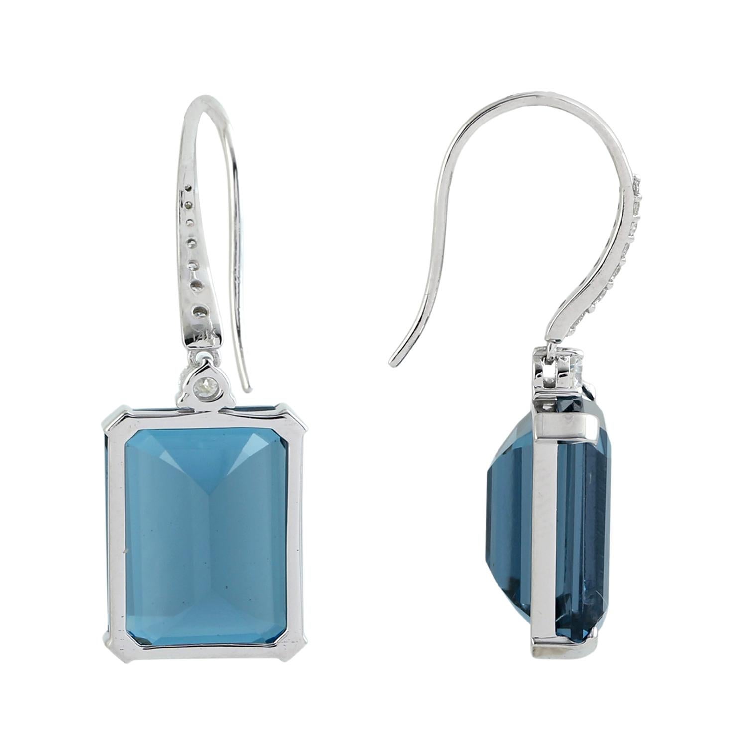 Artigiano Orecchini pendenti artigianali in topazio blu con diamanti in oro bianco 14 carati in vendita