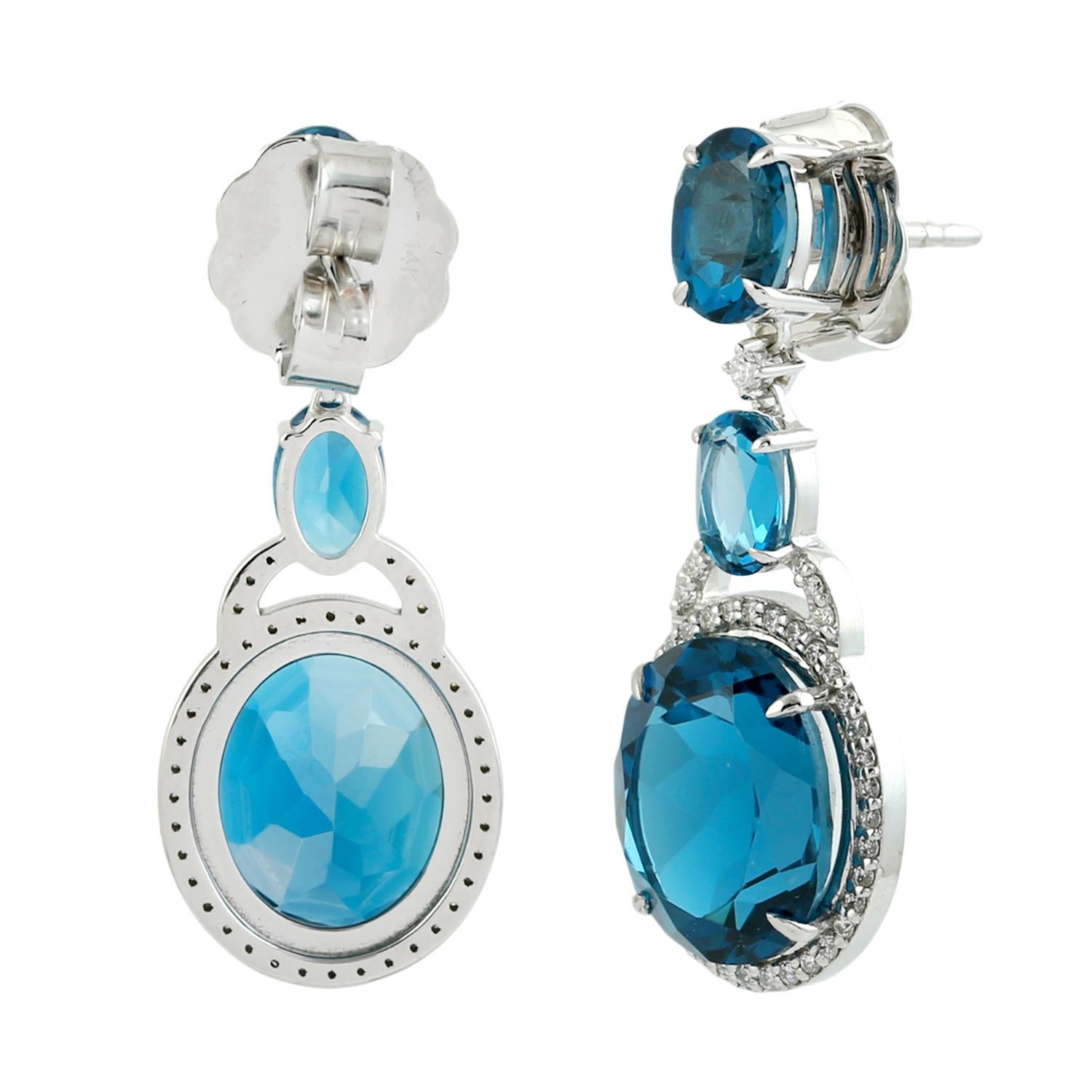 Artigiano Orecchini pendenti artigianali in topazio blu con diamanti in oro bianco 14 carati in vendita