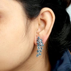 Kunsthandwerkliche Blautopas-Tropfen-Ohrringe mit Diamanten aus 18K Weißgold