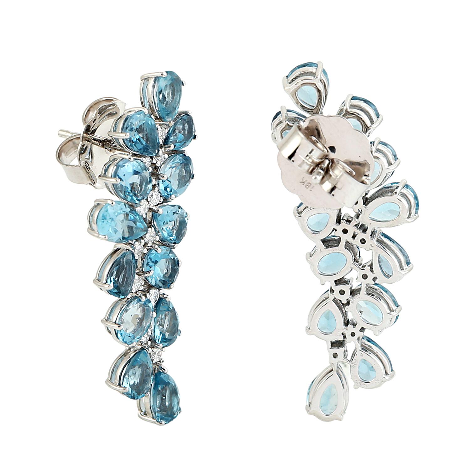 Artigiano Orecchini pendenti artigianali in topazio blu con diamanti in oro bianco 18 carati in vendita
