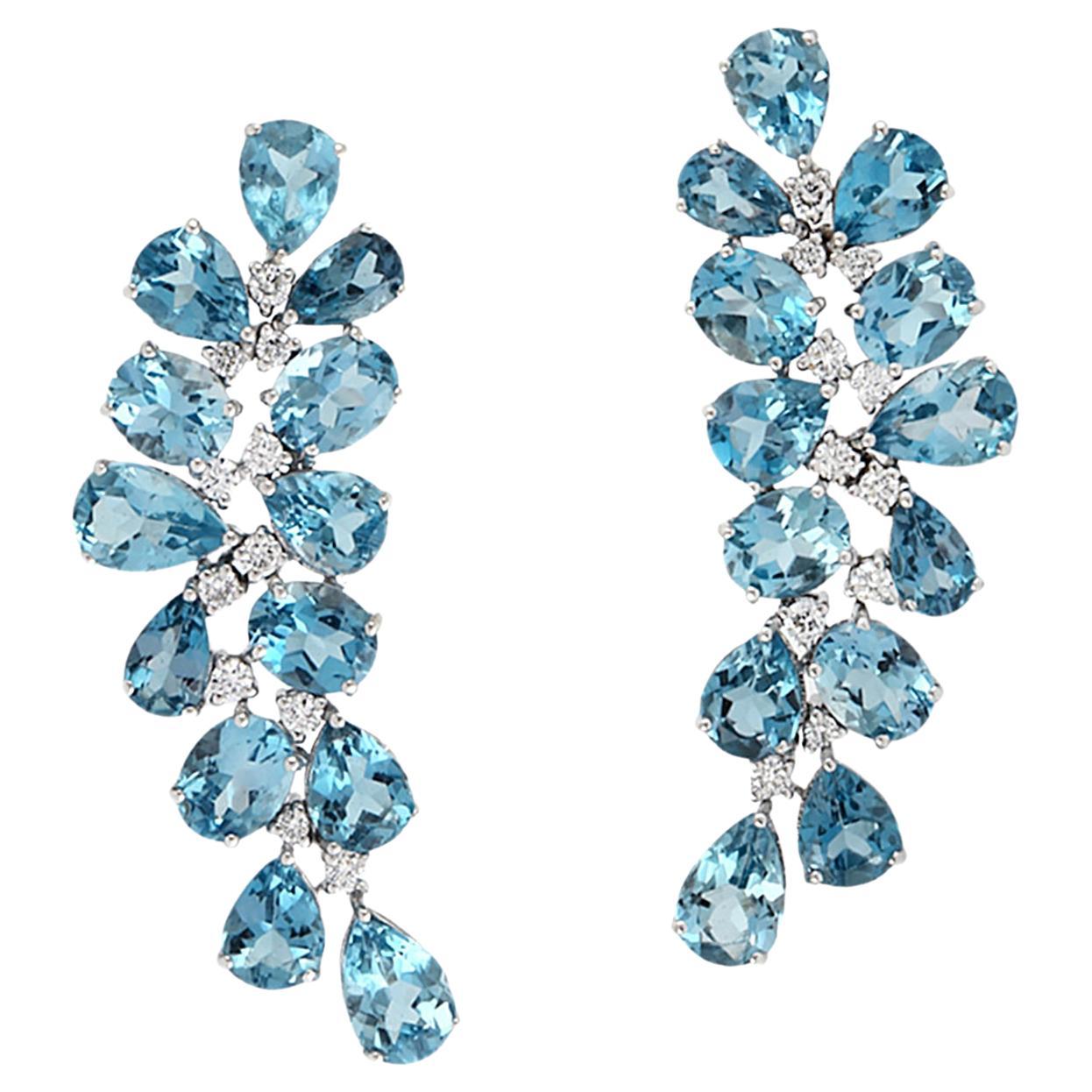 Orecchini pendenti artigianali in topazio blu con diamanti in oro bianco 18 carati