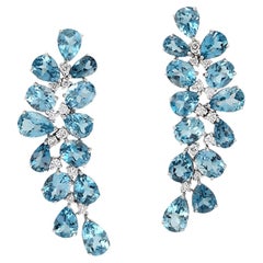 Orecchini pendenti artigianali in topazio blu con diamanti in oro bianco 18 carati