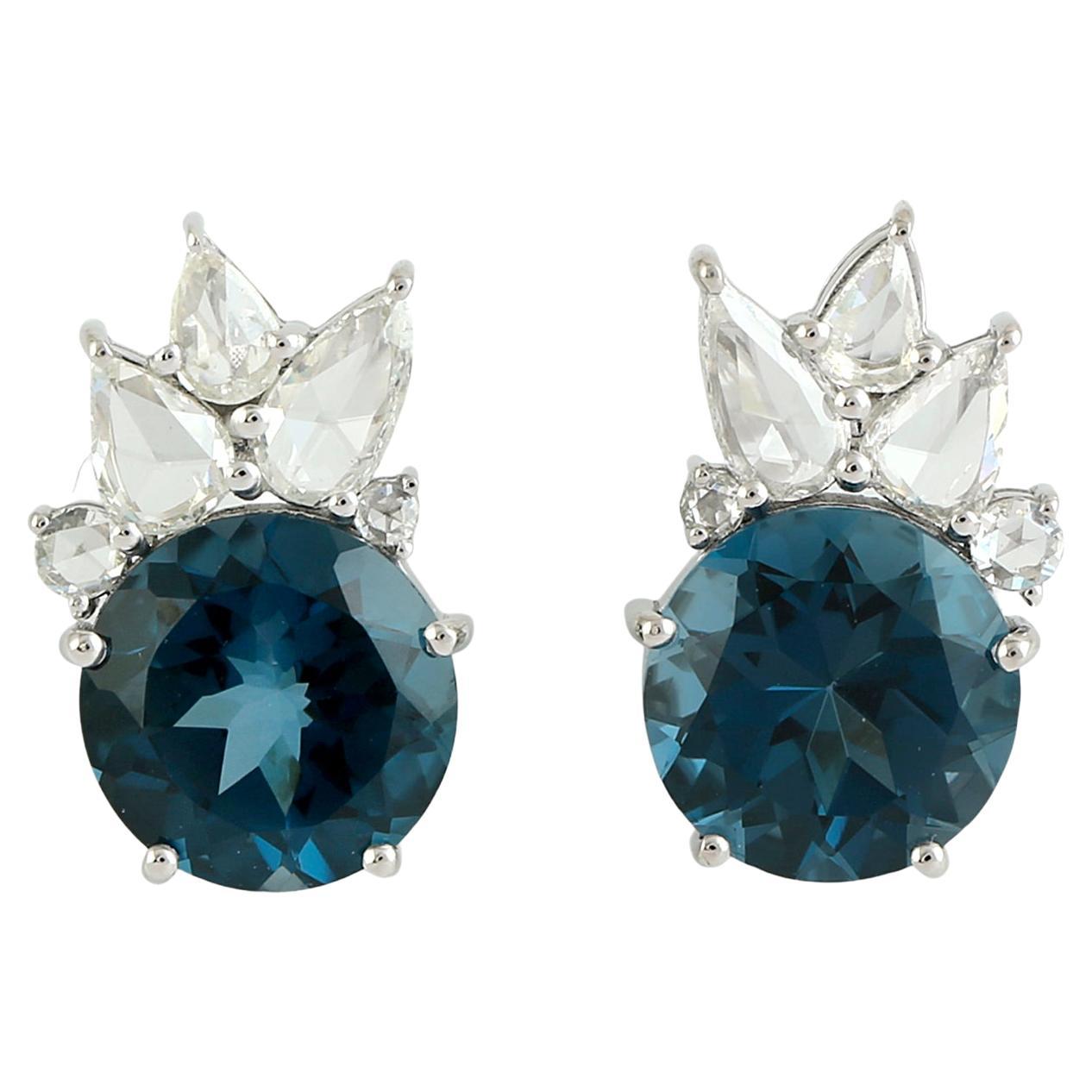 Orecchini artigianali di topazio blu con diamanti in oro bianco 14 carati