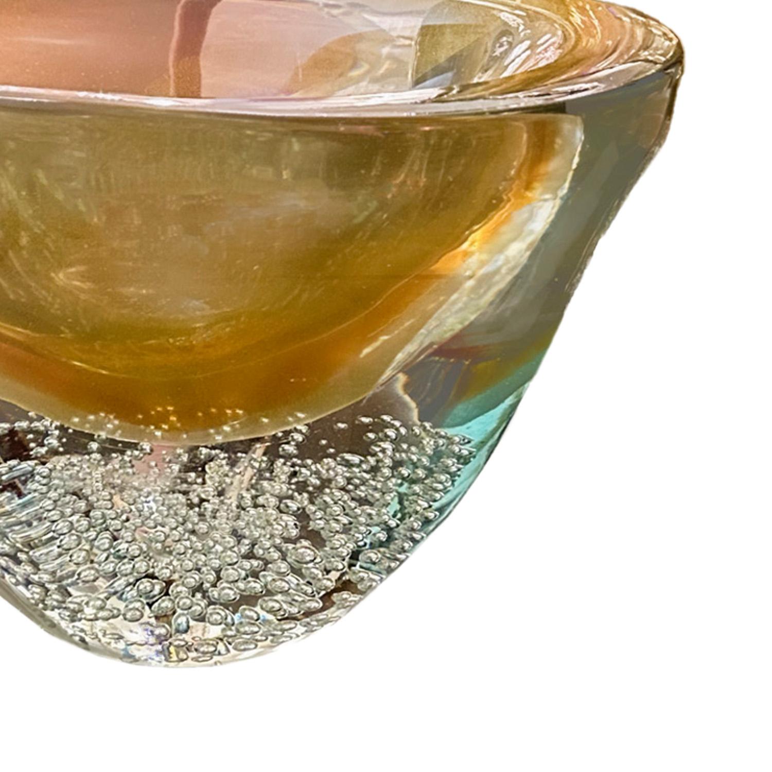 Jarrón artesano de cristal Murano Glass Sommerso rubor y ámbar con inclusiones doradas Moderno en venta
