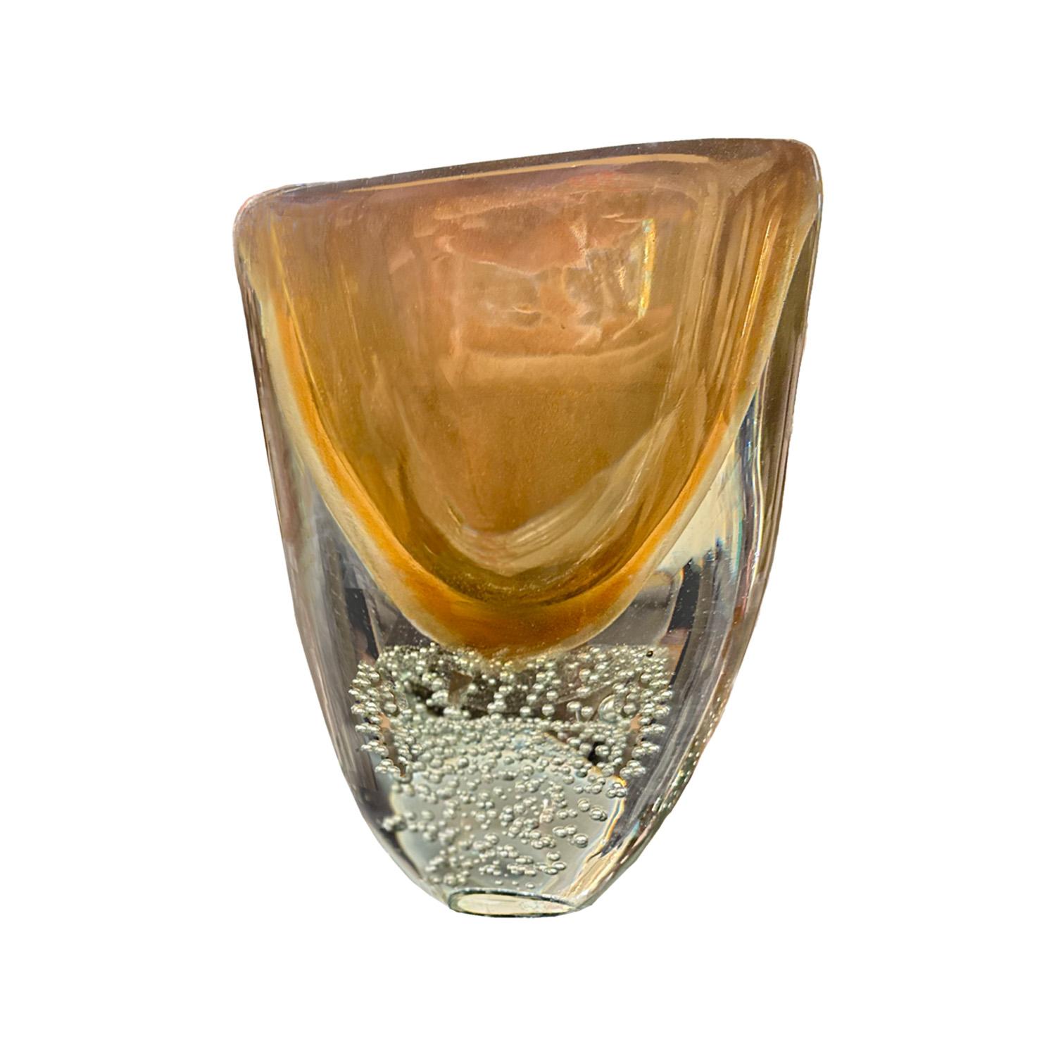 Un exquis vase en verre de Murano sommerso blush et ambre avec des inclusions d'or qui se transforment sans transition en un bassin de verre clair avec bullicante. Le dégradé de couleurs abstraites et les petites bulles du vase créent une texture