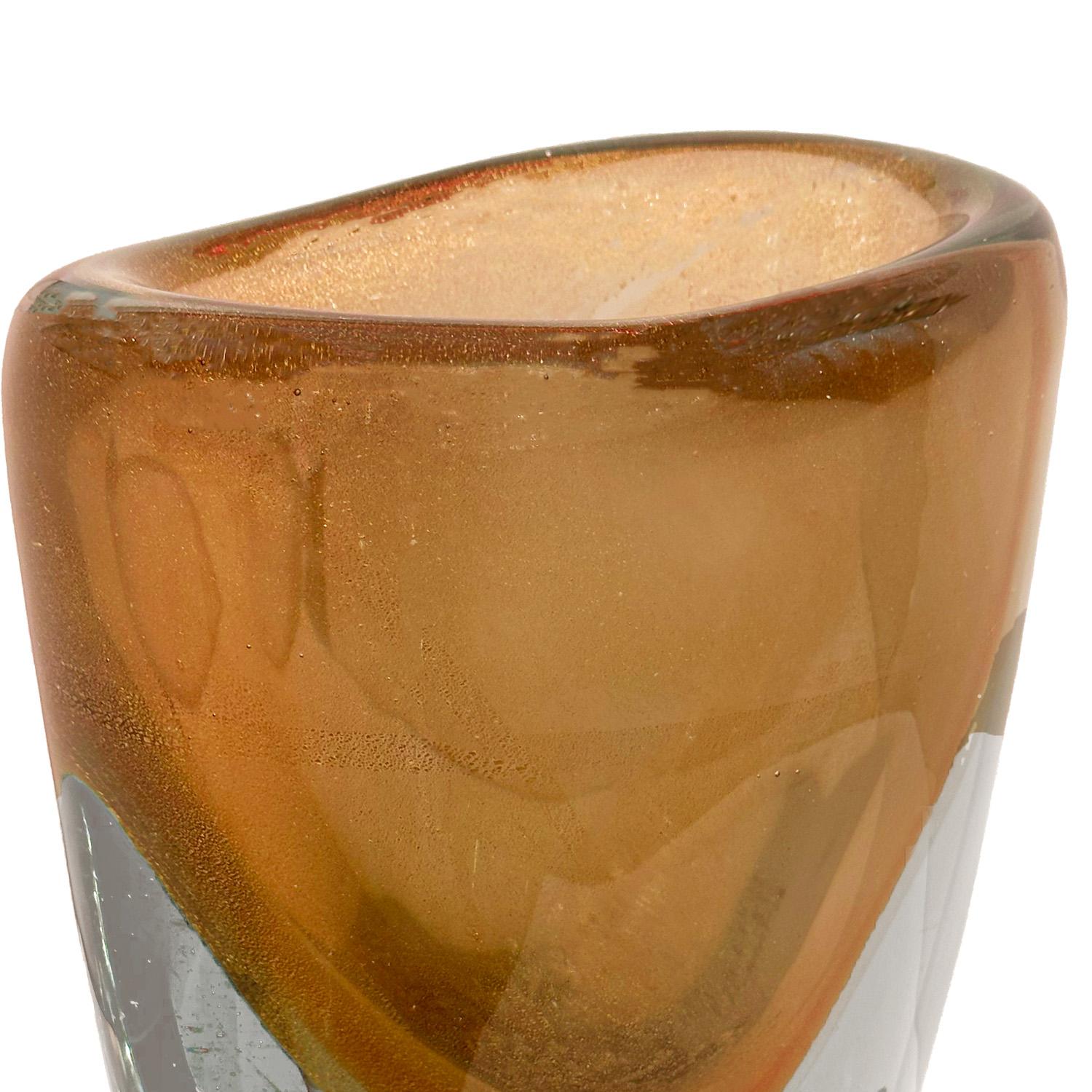 italien Grand vase artisanal en verre Sommerso de Murano, brun clair et ambré avec inclusions d'or en vente