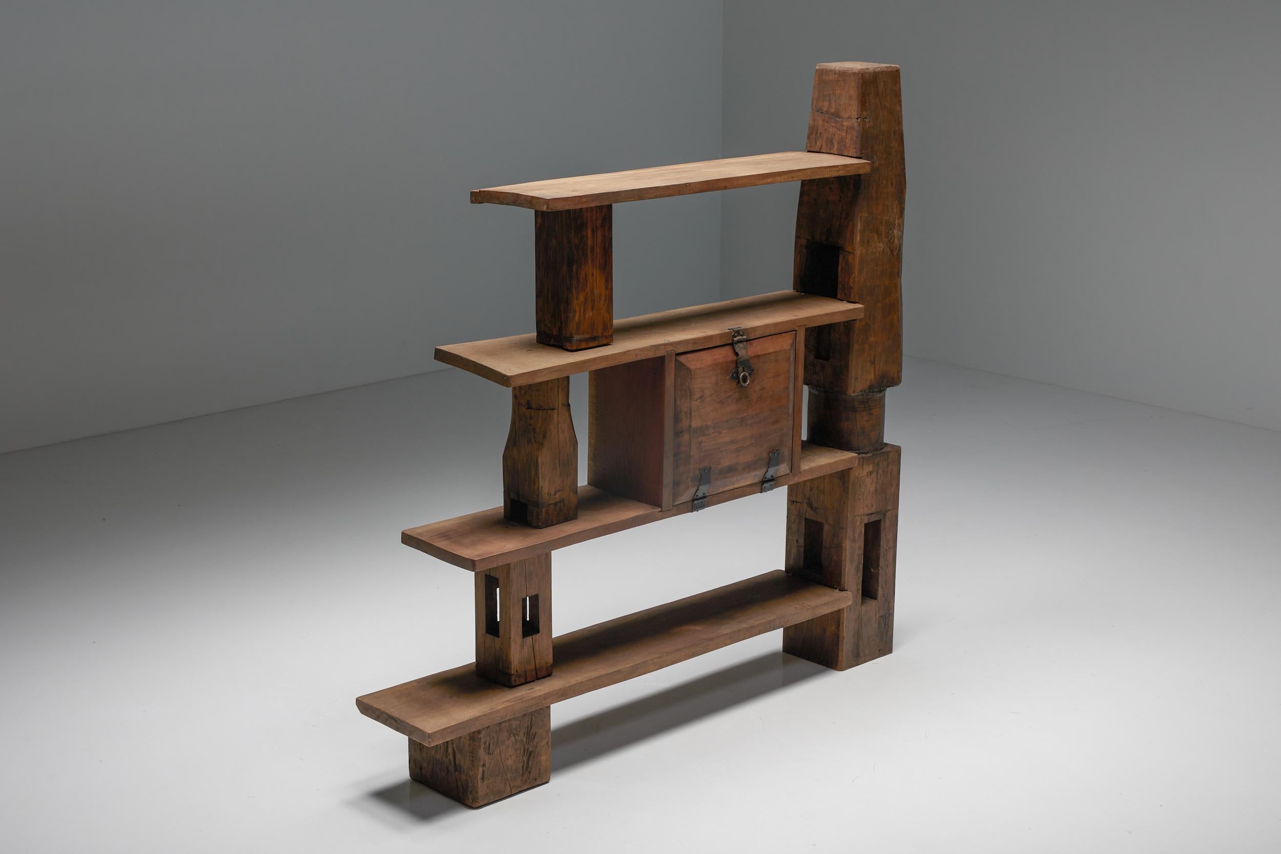 Kunsthandwerkliches Bücherregal, asymmetrischer Raumteiler aus Holz, 1950er Jahre 1