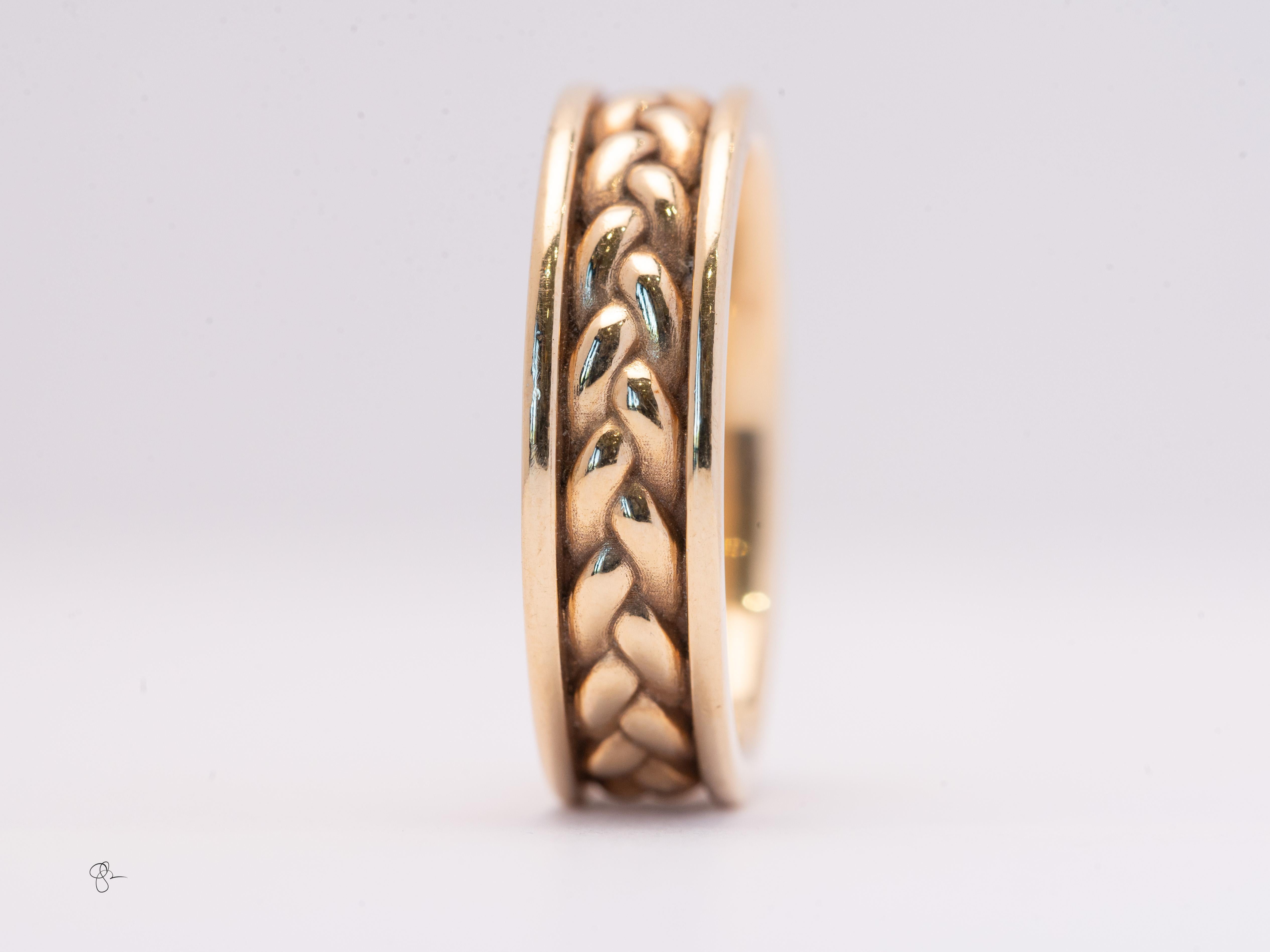 Realizzato in 9,9 grammi di oro giallo 14k. 
6,5 mm di larghezza
Progettato qui da C.I.C. Jewelers a Tucson.

Questa sorprendente fede nuziale da uomo fonde la forma classica con l'arte contemporanea, realizzata in un ricco oro massiccio. Il