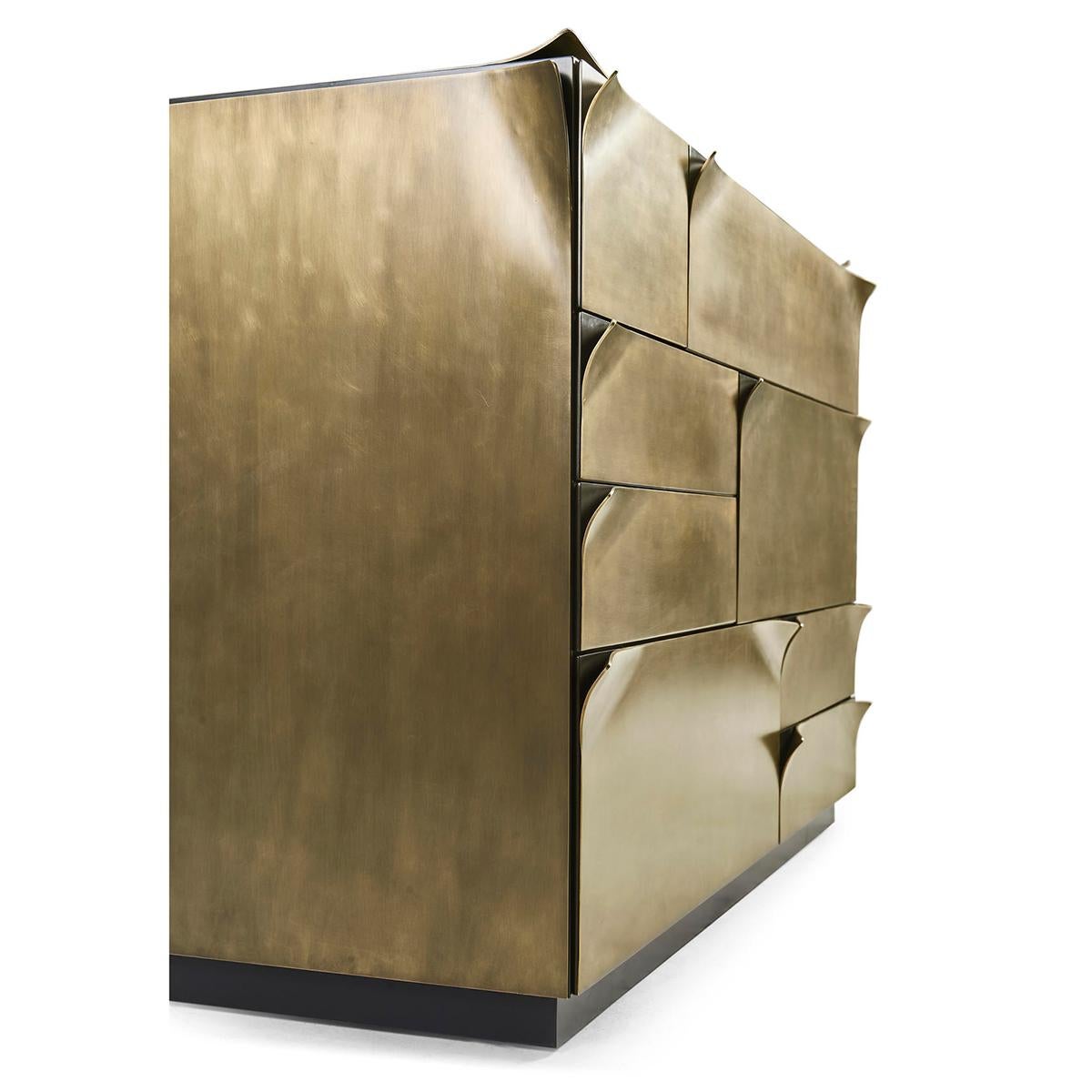 Commode en laiton Artisan en vente 7