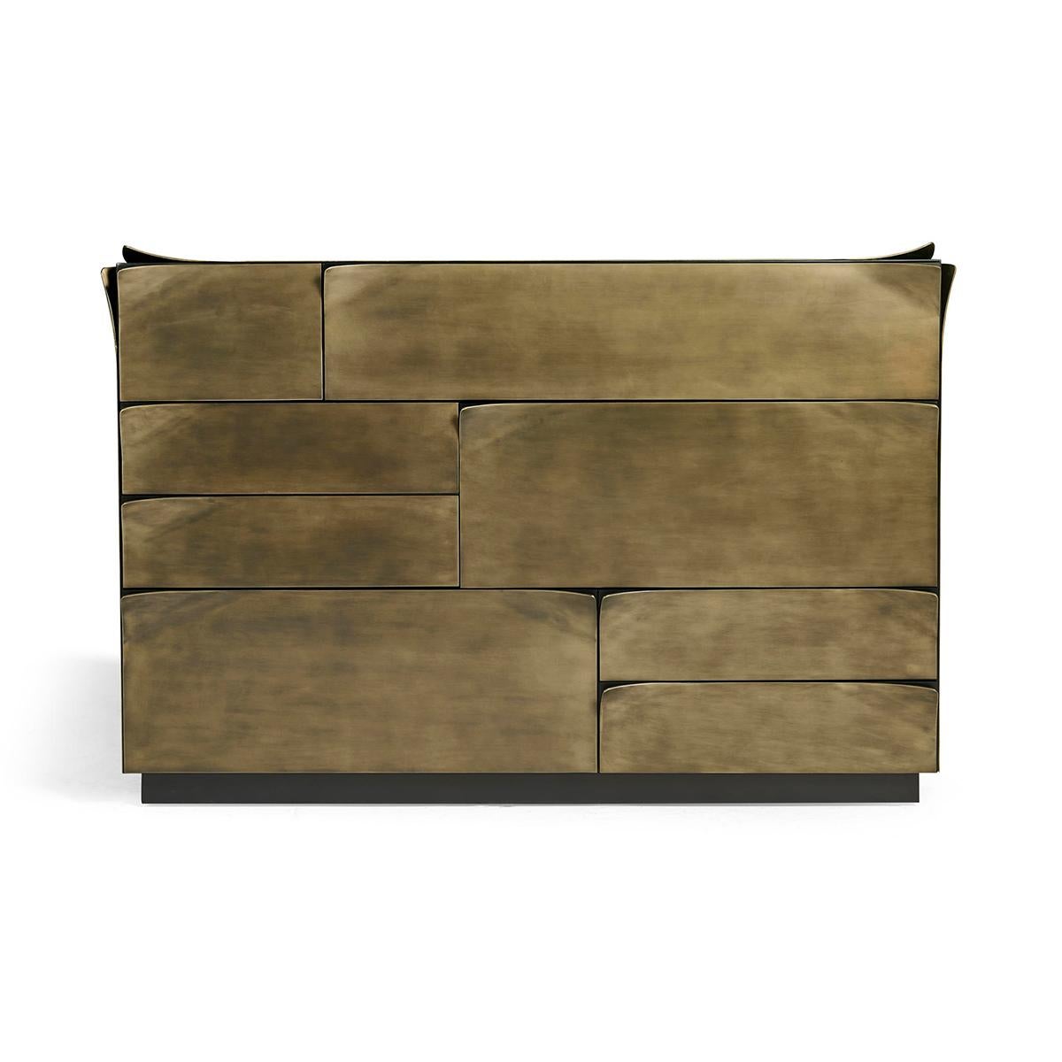 Une superbe pièce d'apparat qui apporte une touche de glamour et de sophistication à n'importe quelle pièce. Avec son design contemporain épuré et sa luxueuse finition dorée, cette commode n'est pas seulement une solution de rangement, mais une