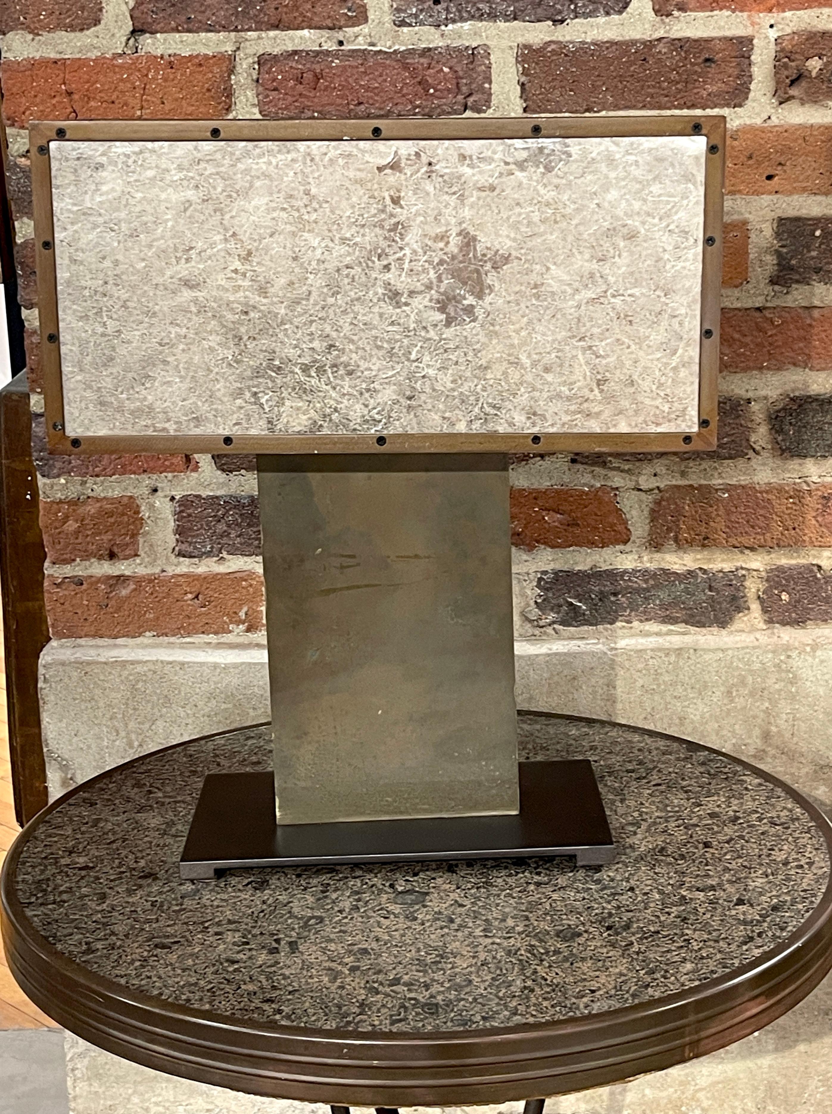 Lampada a colonna moderna artigianale in bronzo, rame, ferro e mica 

Questa lampada a colonna moderna Artisan in bronzo, rame, ferro e mica è una straordinaria miscela di design contemporaneo con influenze classiche di Frank Lloyd Wright, dello