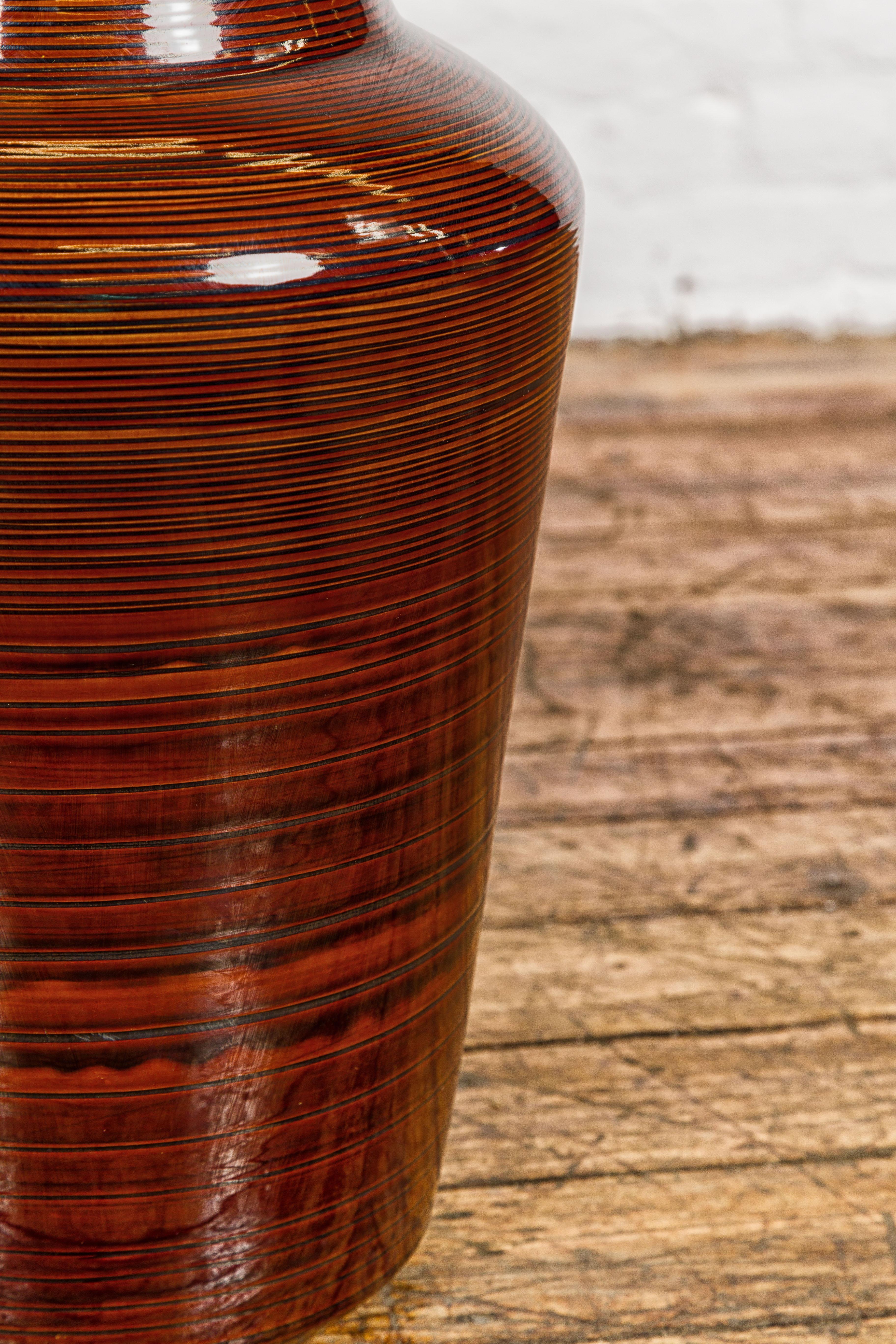 Vaso artigianale in smalto marrone con motivi concentrici neri e linee affusolate 4