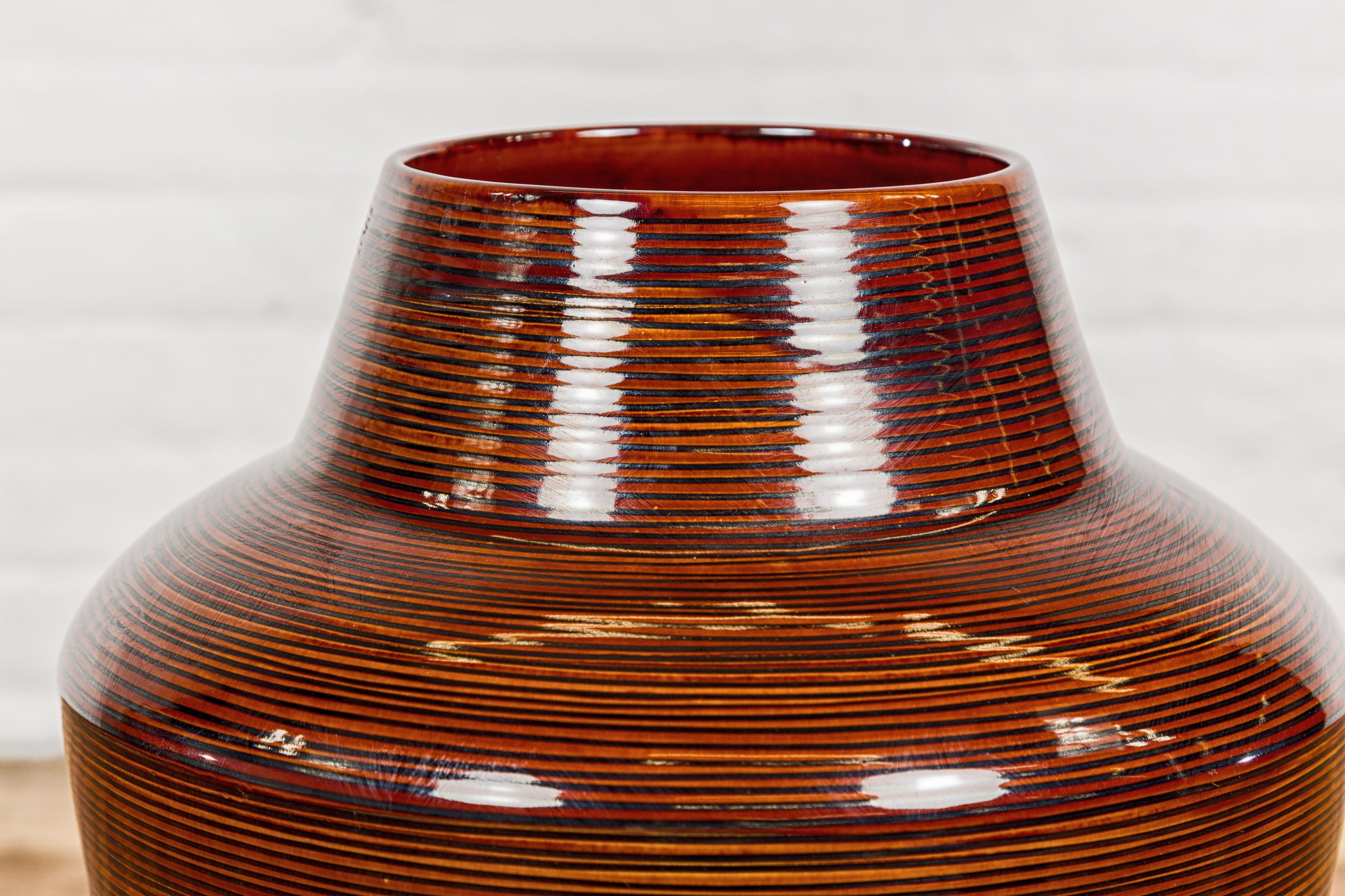 Vaso artigianale in smalto marrone con motivi concentrici neri e linee affusolate 5