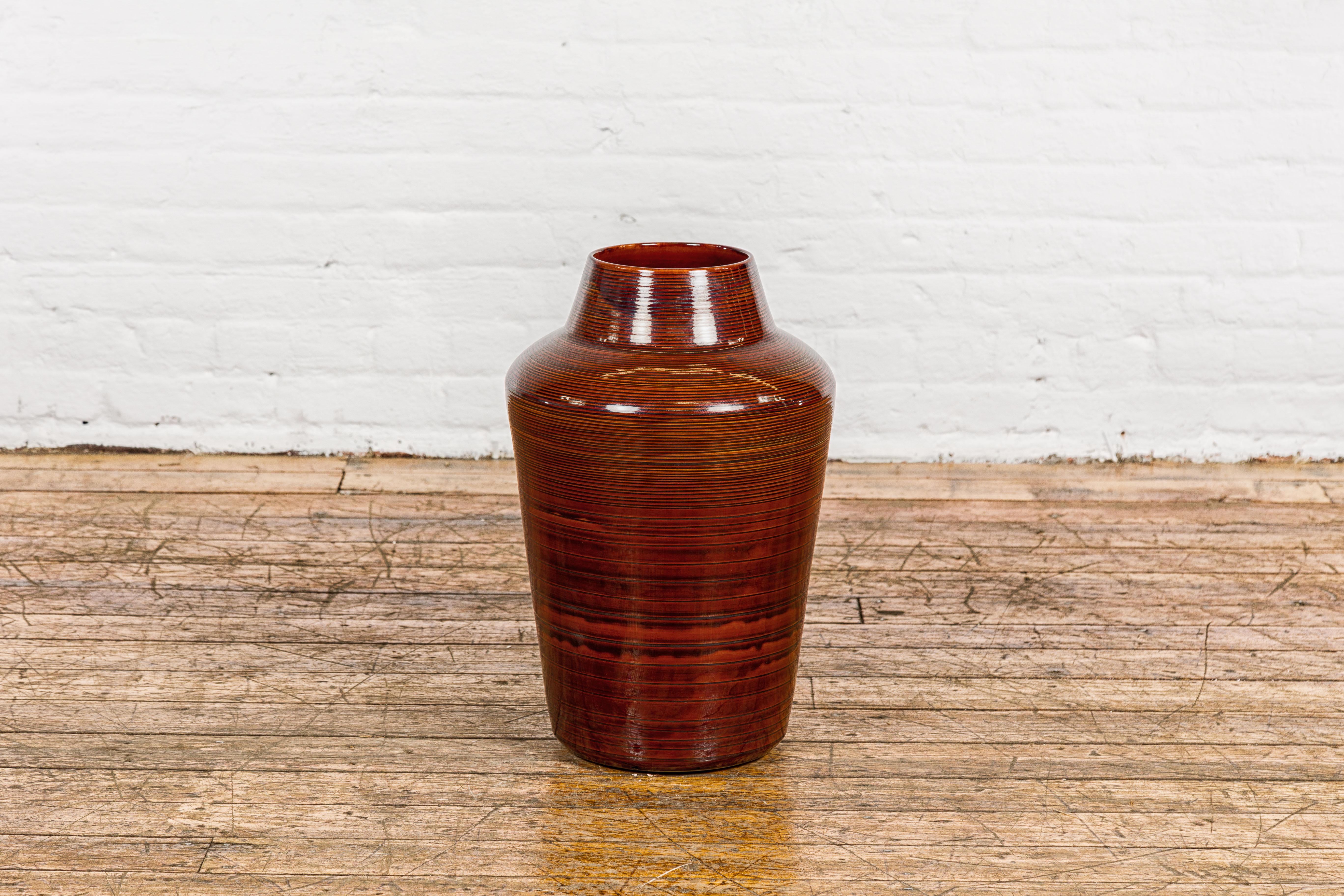 Vaso artigianale in smalto marrone con motivi concentrici neri e linee affusolate 9