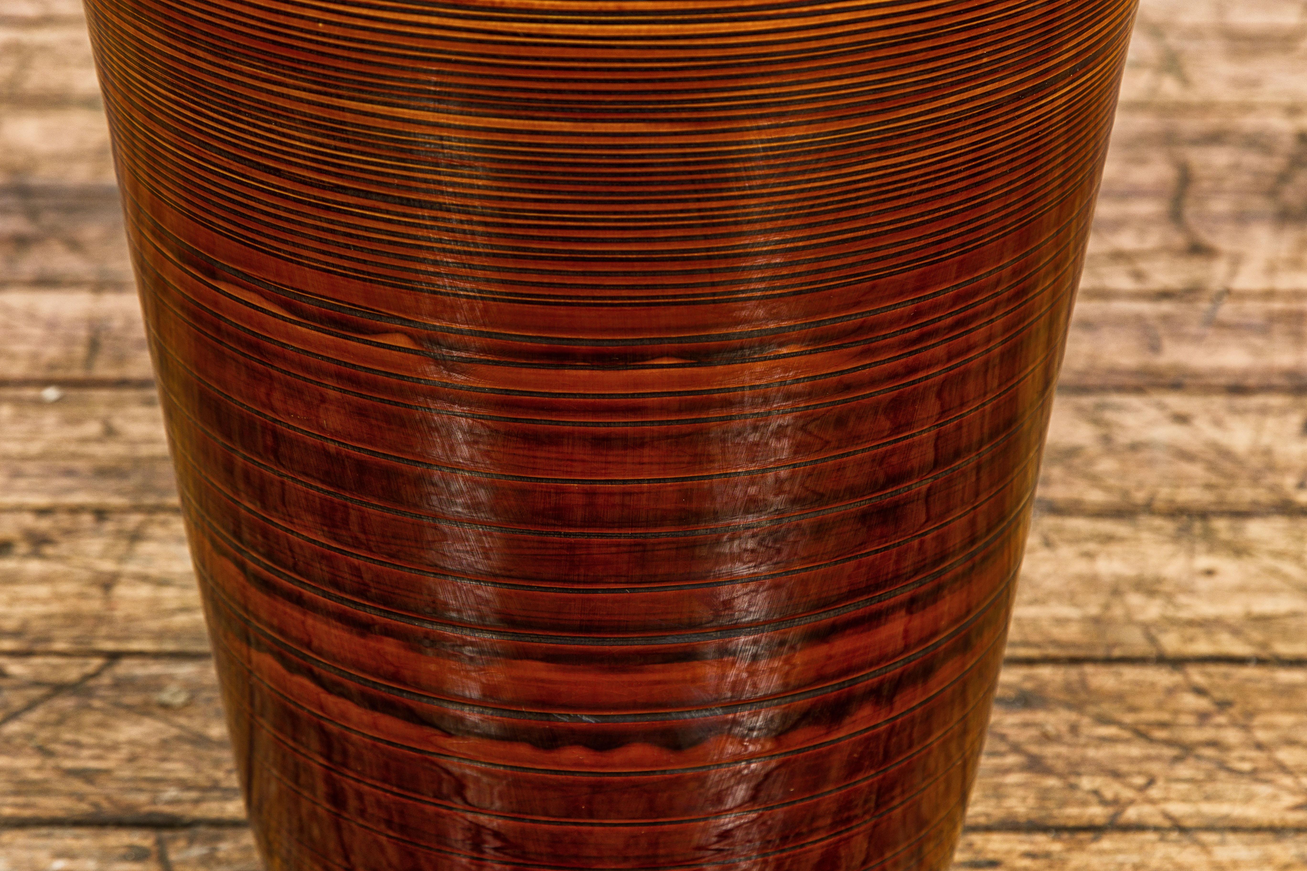 Vaso artigianale in smalto marrone con motivi concentrici neri e linee affusolate 1