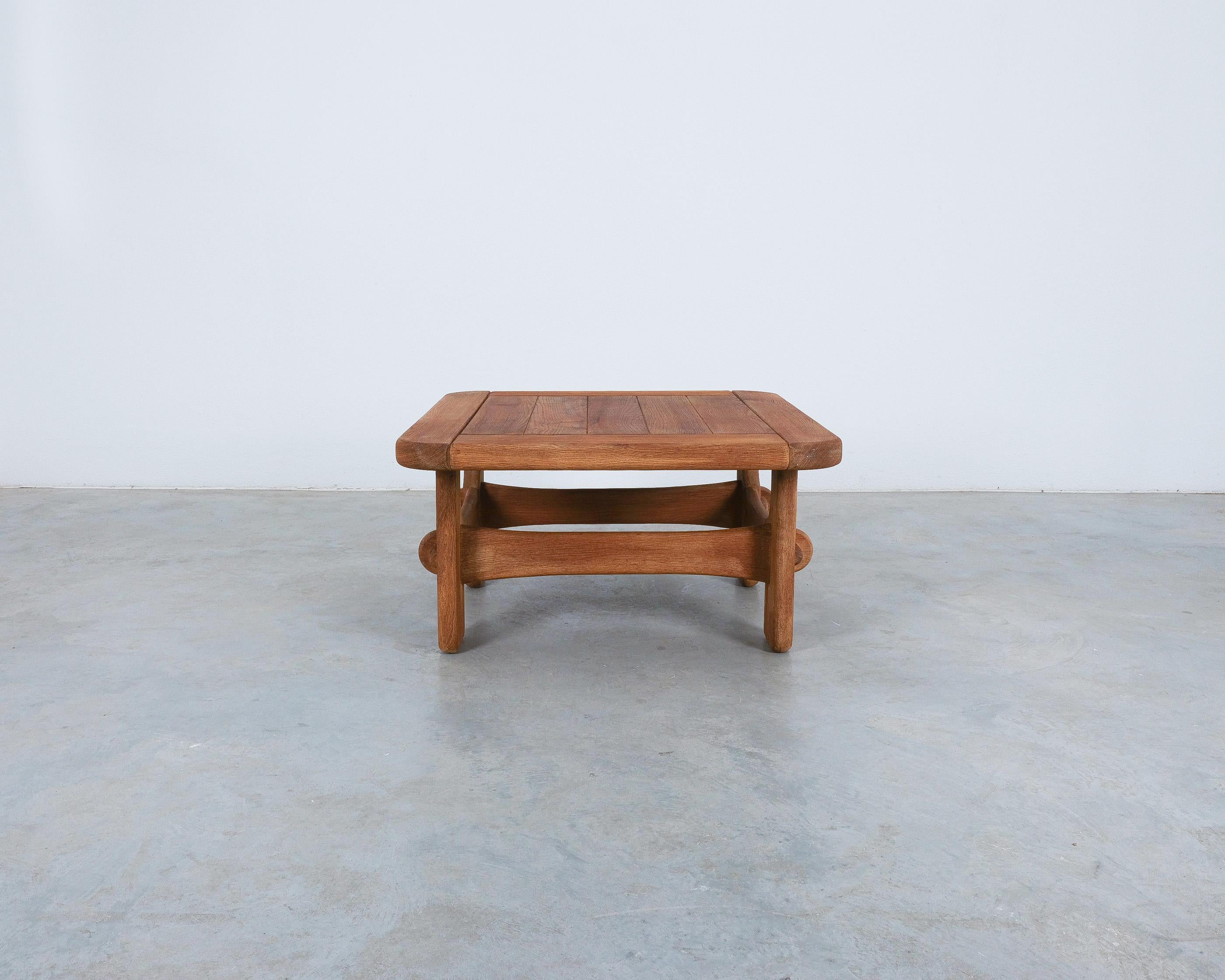 Tavolo brutalista artigianale da caffè o da esterno in Oak, Francia, 1950

Tavolino rustico artigianale, Francia, 1950. Tavolo unico, fatto a mano in legno massiccio di Oak, ricavato da assi di legno con finitura grezza. Perfetto per una veranda o