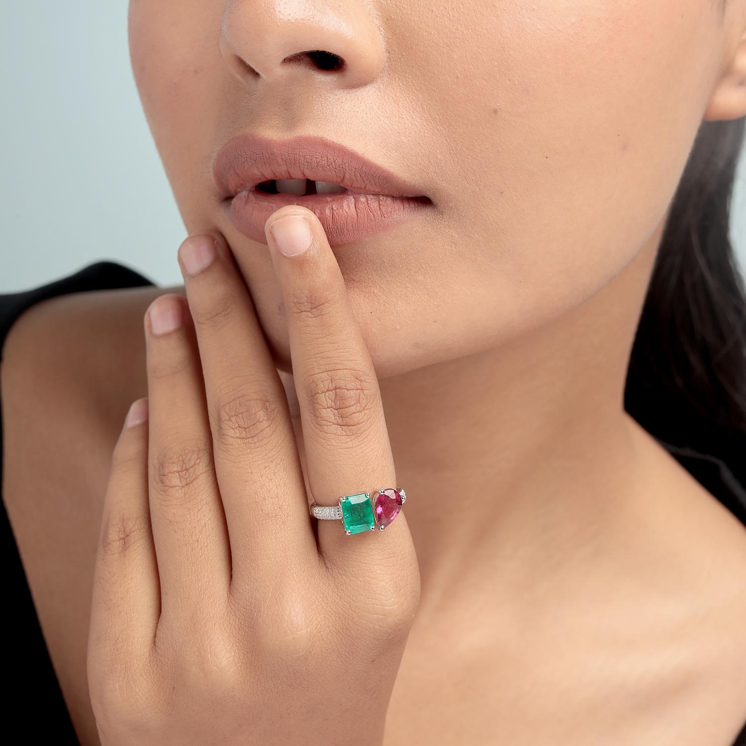 Beschreibung
Dieser lebhafte Bypass-Ring von Artisan ist mit einem Smaragd von 1,69 Karat und einem Birnenrubin von 1,01 Karat besetzt, der von 0,14 Karat funkelnden Diamanten akzentuiert und in 4,473 g 18-karätigem Weißgold gefasst ist. Sein