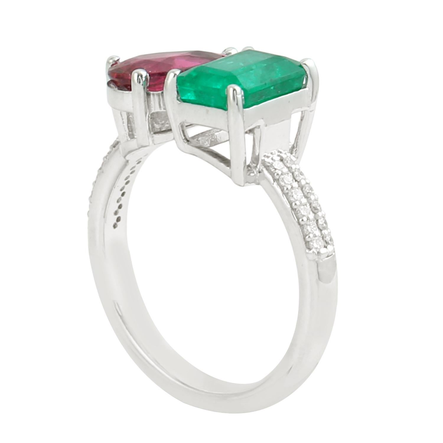 Handwerklicher Bypass Smaragd und Rubin Ring mit Diamant in 18K Weißgold (Gemischter Schliff) im Angebot