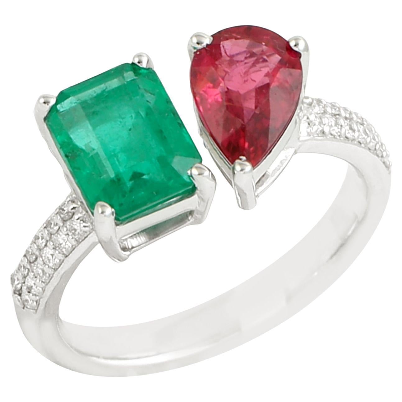 Handwerklicher Bypass Smaragd und Rubin Ring mit Diamant in 18K Weißgold im Angebot