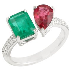 Handwerklicher Bypass Smaragd und Rubin Ring mit Diamant in 18K Weißgold