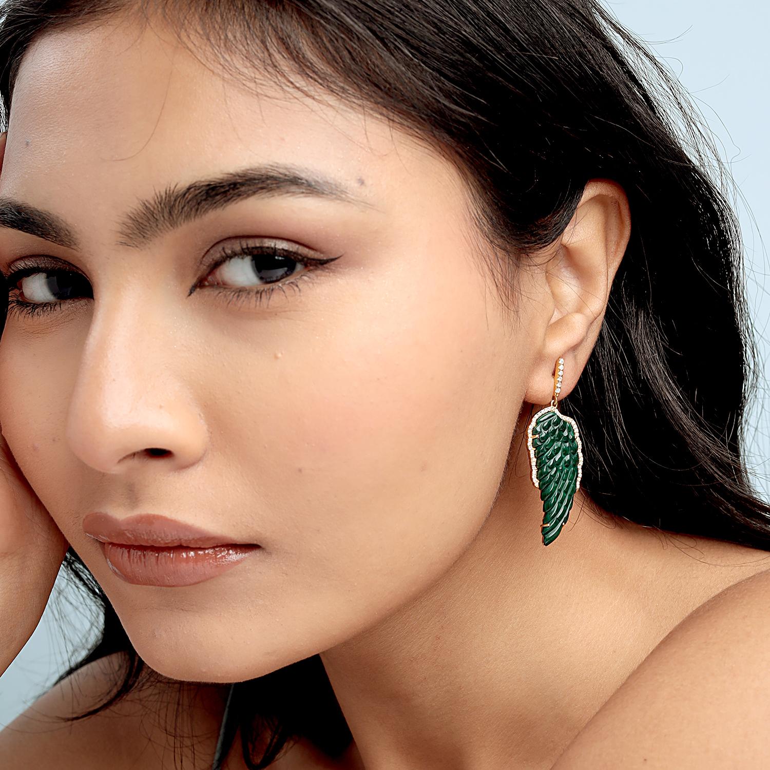 Ces spectaculaires boucles d'oreilles en forme de goutte d'Artisan présentent 35,85ct de malachite sculptée à la main en silhouettes d'ailes audacieuses, encadrées par 0,77ct de diamants ronds étincelants sertis dans 6,946g d'or jaune 18K. Mesurant