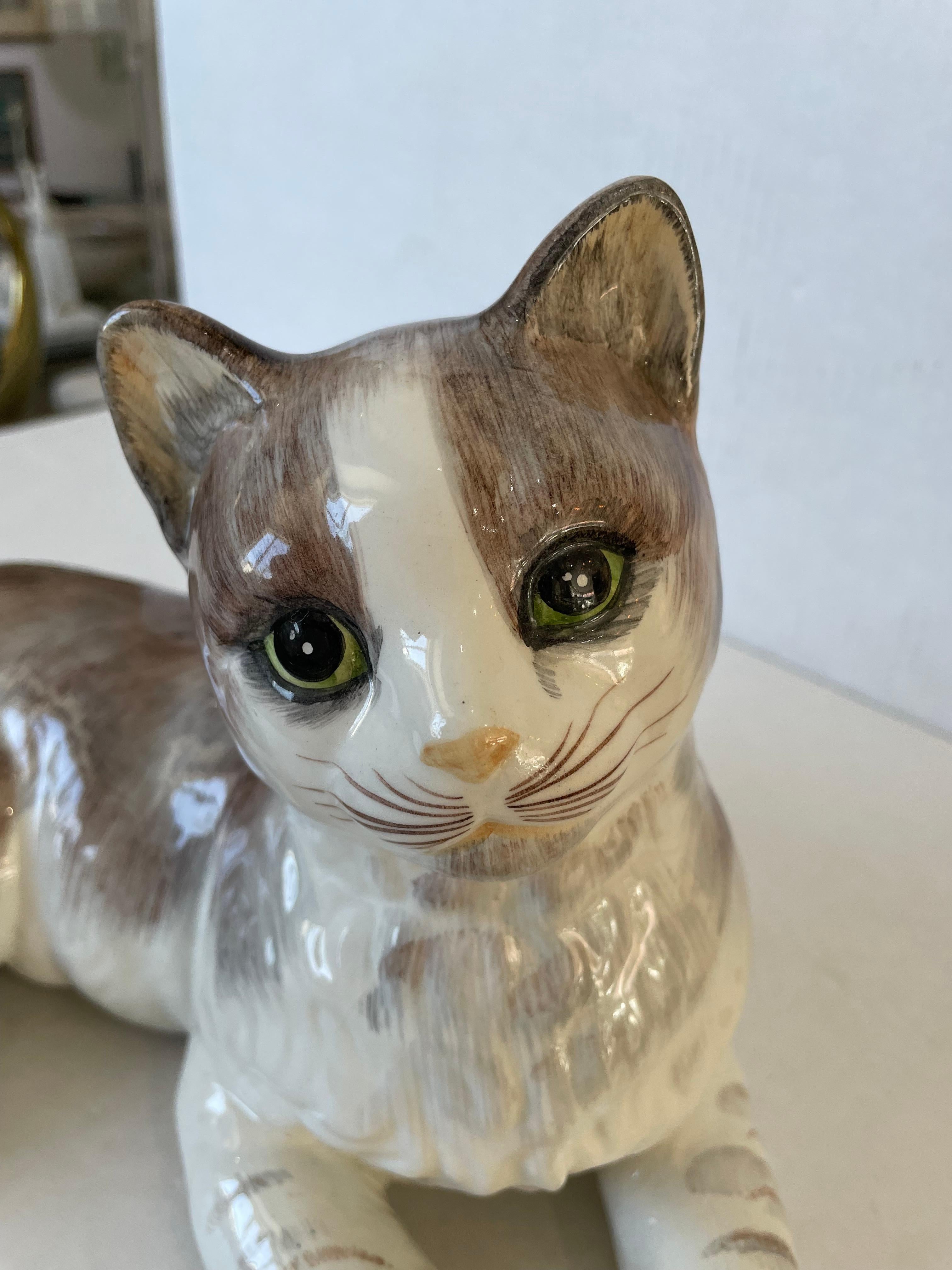 Kunsthandwerkliche Keramikfigur einer liegenden Katze im Angebot 3